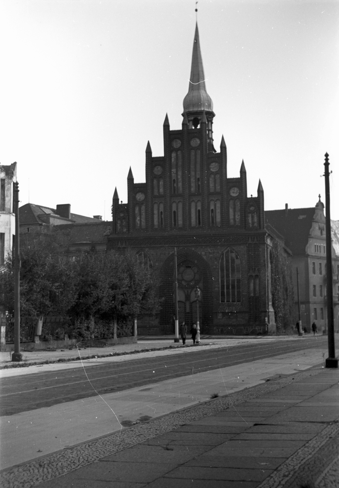 Poland, Szczecin, plac Świętych Piotra i Pawła, Szent Péter és Pál-templom., 1947, Bogdan Celichowski, church, Catholic Church, gothic, Brick Gothic, Hinrich Brunsberg-design, Fortepan #120017