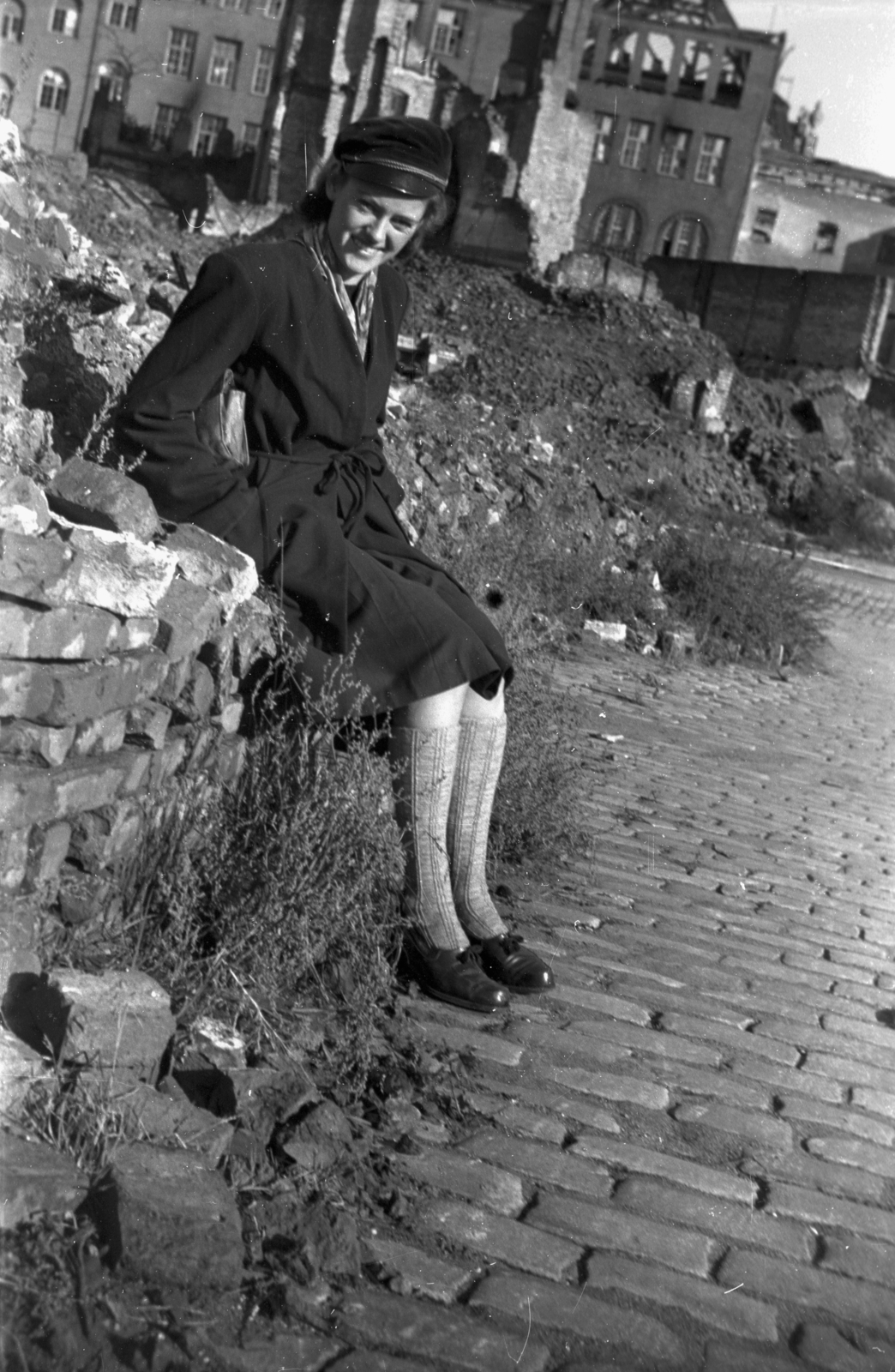 Poland, Szczecin, ulica Syreny (később Panieńska) a Hakenterasse (később Wały Chrobrego) irányába nézve., 1947, Bogdan Celichowski, smile, sitting on a wall, knee socks, Fortepan #120018