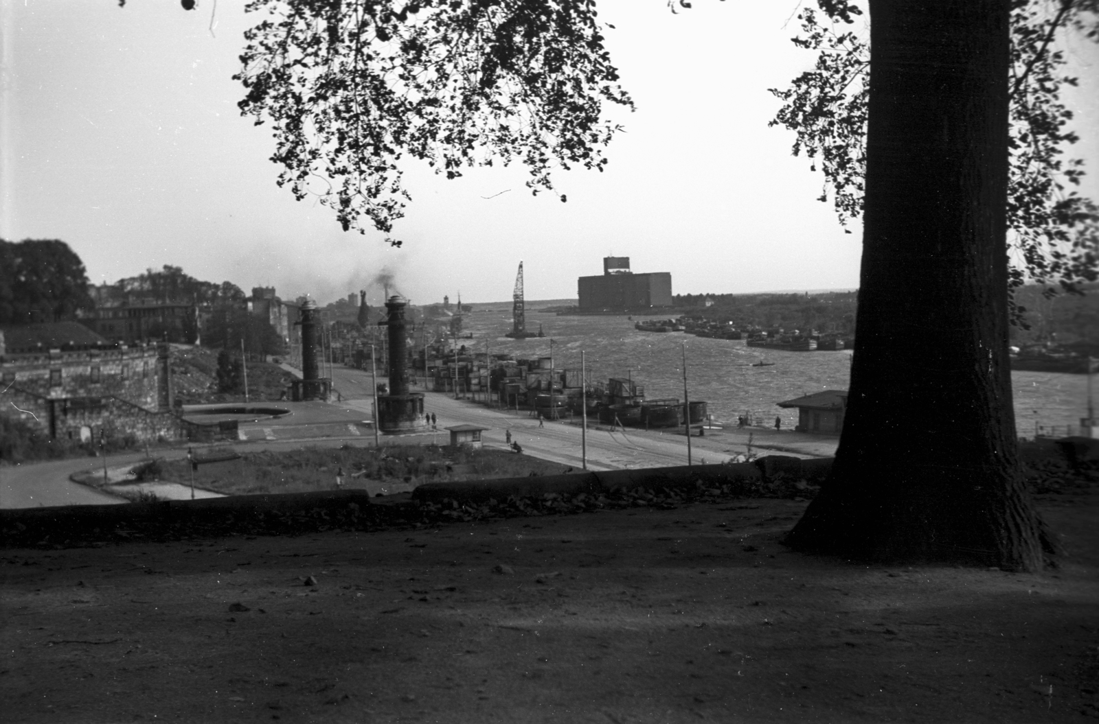 Poland, Szczecin, Hakenterasse (később Wały Chrobrego) az Odera partján, kilátás a kikötö és a gabonaraktár felé., 1947, Bogdan Celichowski, picture, Fortepan #120019