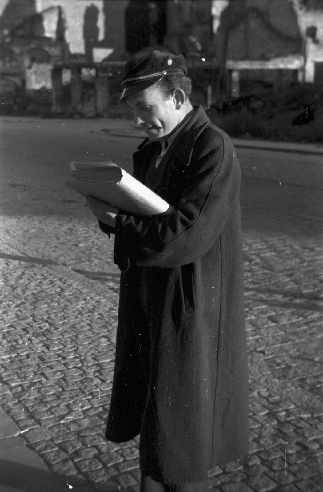 Poland, Szczecin, 1947, Bogdan Celichowski, cap, file, man, coat, cobblestones, Fortepan #120020
