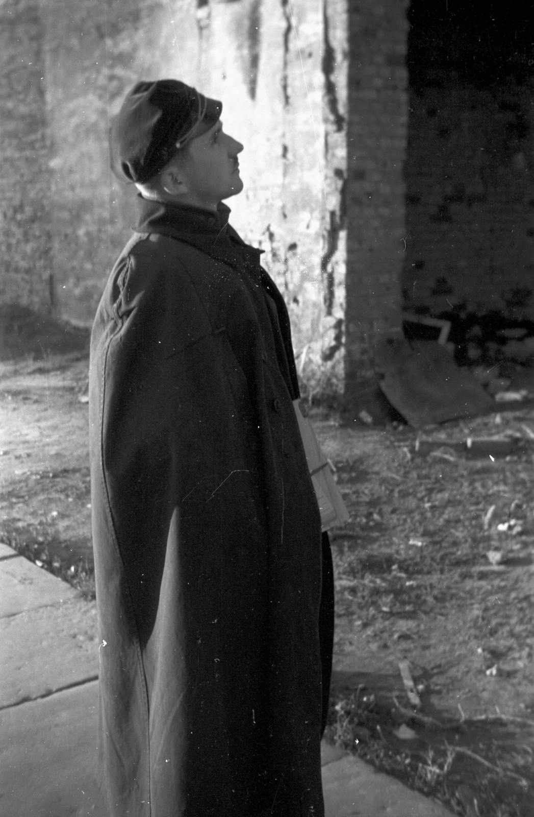 Poland, Szczecin, 1947, Bogdan Celichowski, cap, file, man, coat, brick wall, Fortepan #120021