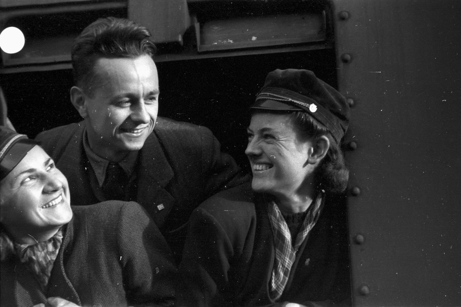 Poland, Szczecin, 1947, Bogdan Celichowski, youth, fun, leaning out of the window, Fortepan #120026