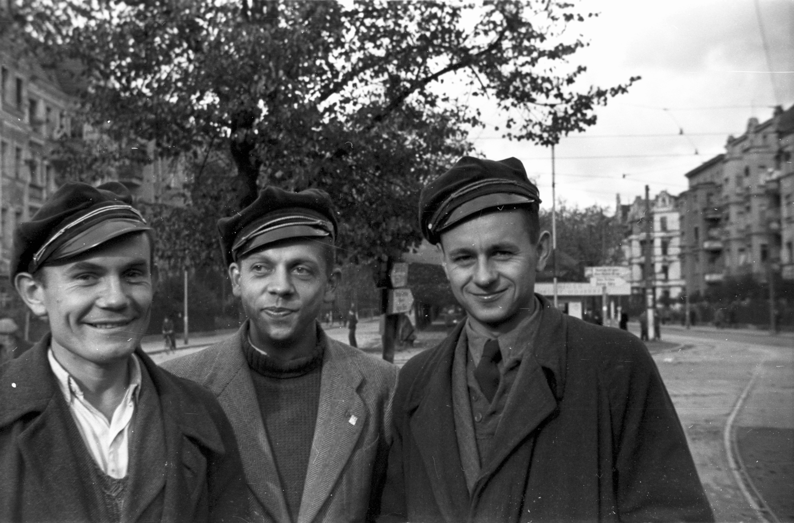 Poland, Szczecin, aleja Piastów az ulica Boleslawa Krzywoustego kereszteződéséből az ulica Andrzeja Malkowskiego torkolata felé nézve., 1947, Bogdan Celichowski, cap, gentleman, smile, coat, Fortepan #120032