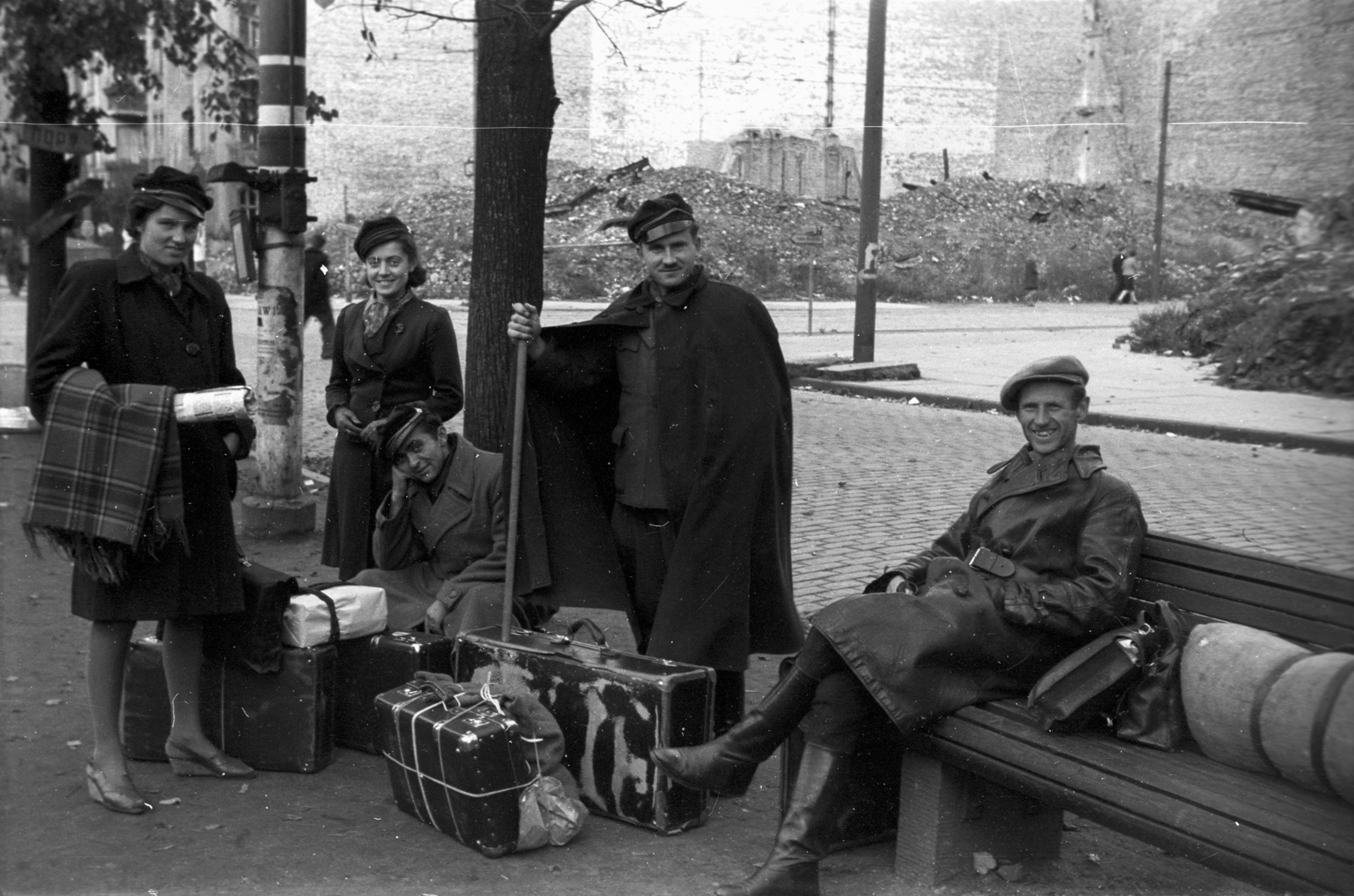 Poland, Szczecin, aleja Piastów az ulica Boleslawa Krzywoustego felé nézve., 1947, Bogdan Celichowski, tableau, smile, youth, waiting, leather jacket, suitcase, Fortepan #120033
