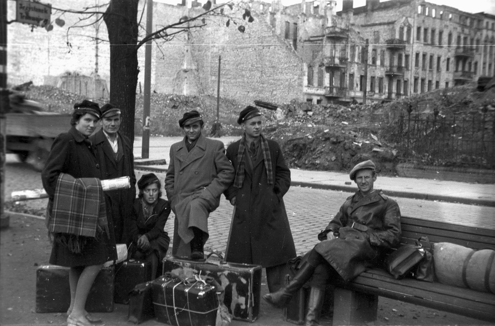 Poland, Szczecin, aleja Piastów az ulica Boleslawa Krzywoustego felé nézve., 1947, Bogdan Celichowski, youth, coat, plaid, waiting, leather jacket, suitcase, Fortepan #120034