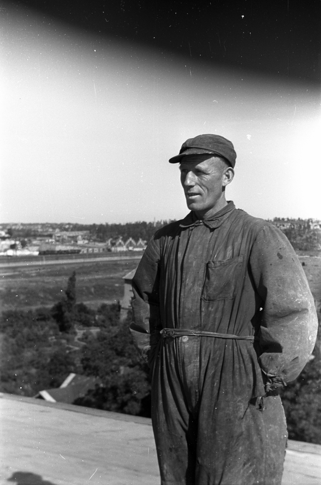 Poland, Poznań, Tumski-sziget, a felvétel a Szent Péter és Pál-katedrális tetején készült., 1960, Bogdan Celichowski, church, worker, Fortepan #120046