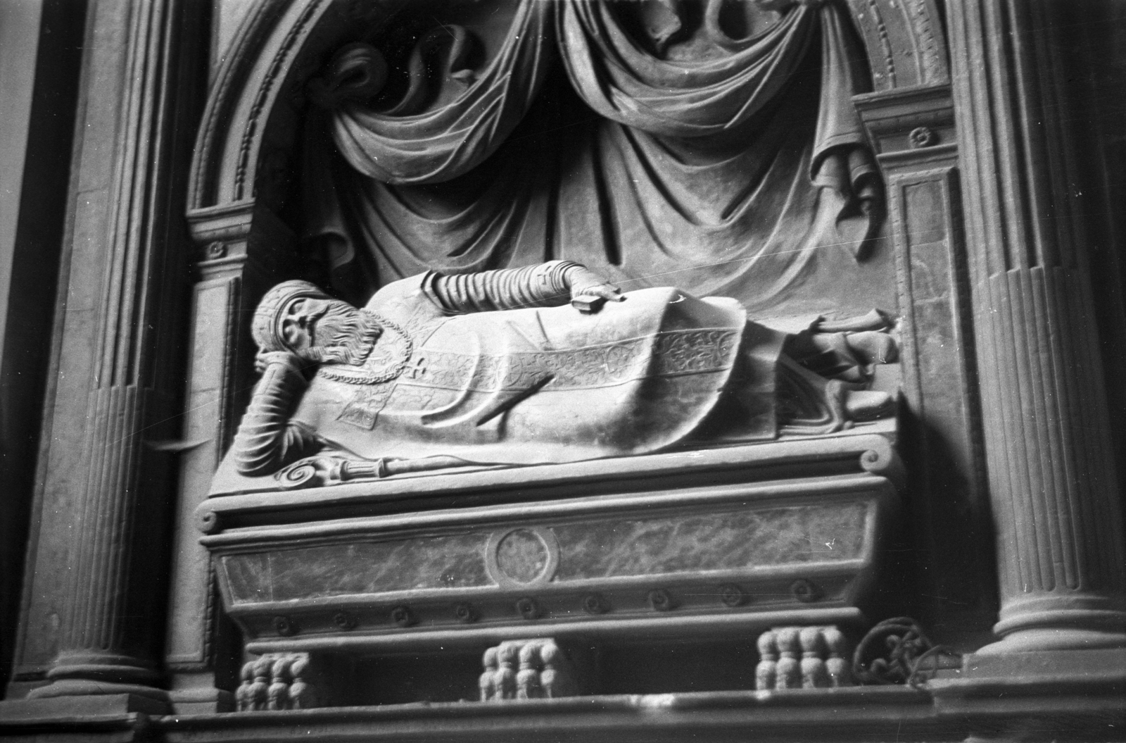 Poland, Poznań, Tumski-sziget, Szent Péter és Pál-katedrális, Szentháromság-kápolna, Adam Konarski püspök és diplomata sírja, a dombormű Hieronim Canavesi alkotása., 1947, Bogdan Celichowski, tomb, prop up the head, Fortepan #120050