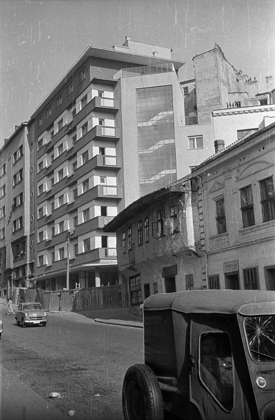 Serbia, Belgrade, ulica Gavrila Principa, középen az ulica Kraljevica Marka torkolata., 1960, Bogdan Celichowski, modern architecture, Fortepan #120054