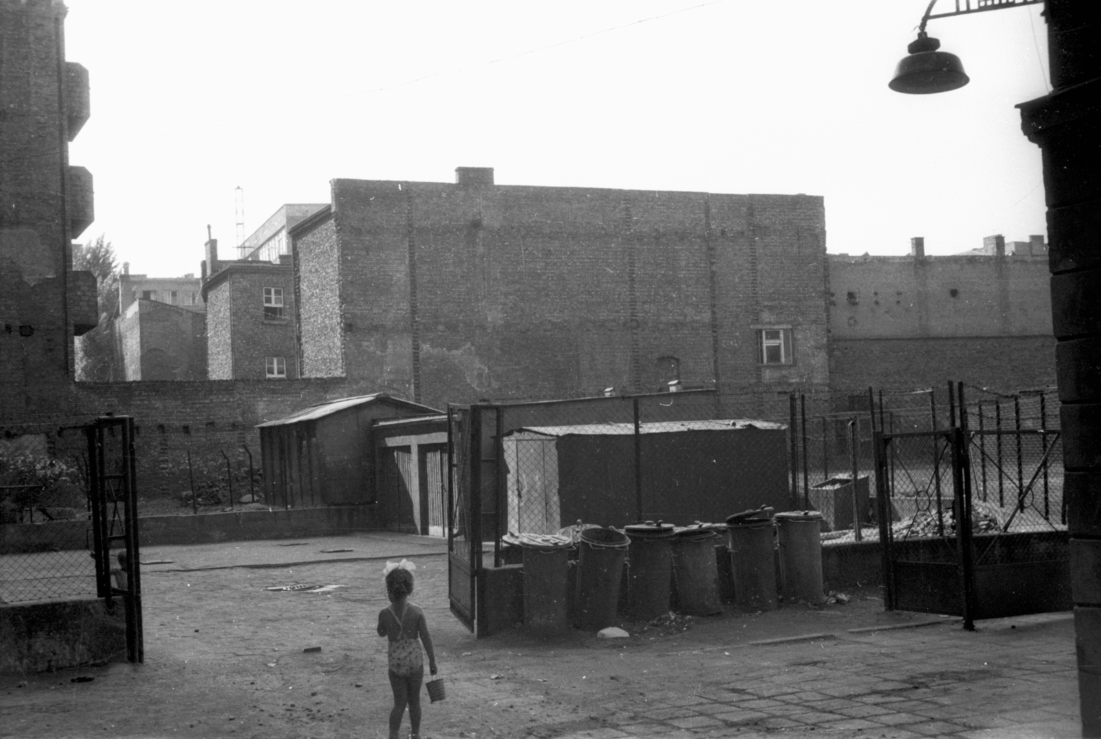 Lengyelország, Poznań, az ulica Ogrodowa és a pasaż Apollo közötti terület, a bal szélen az ulica Ogrodowa 11. hátsó frontja., 1978, Bogdan Celichowski, Fortepan #120069