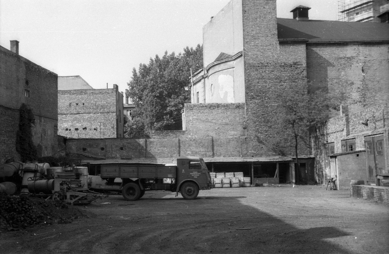 Poland, Poznań, a pasaż Apollo felé nézve, szemben az Apollo mozi hátsó frontja, 1978, Bogdan Celichowski, Fortepan #120070