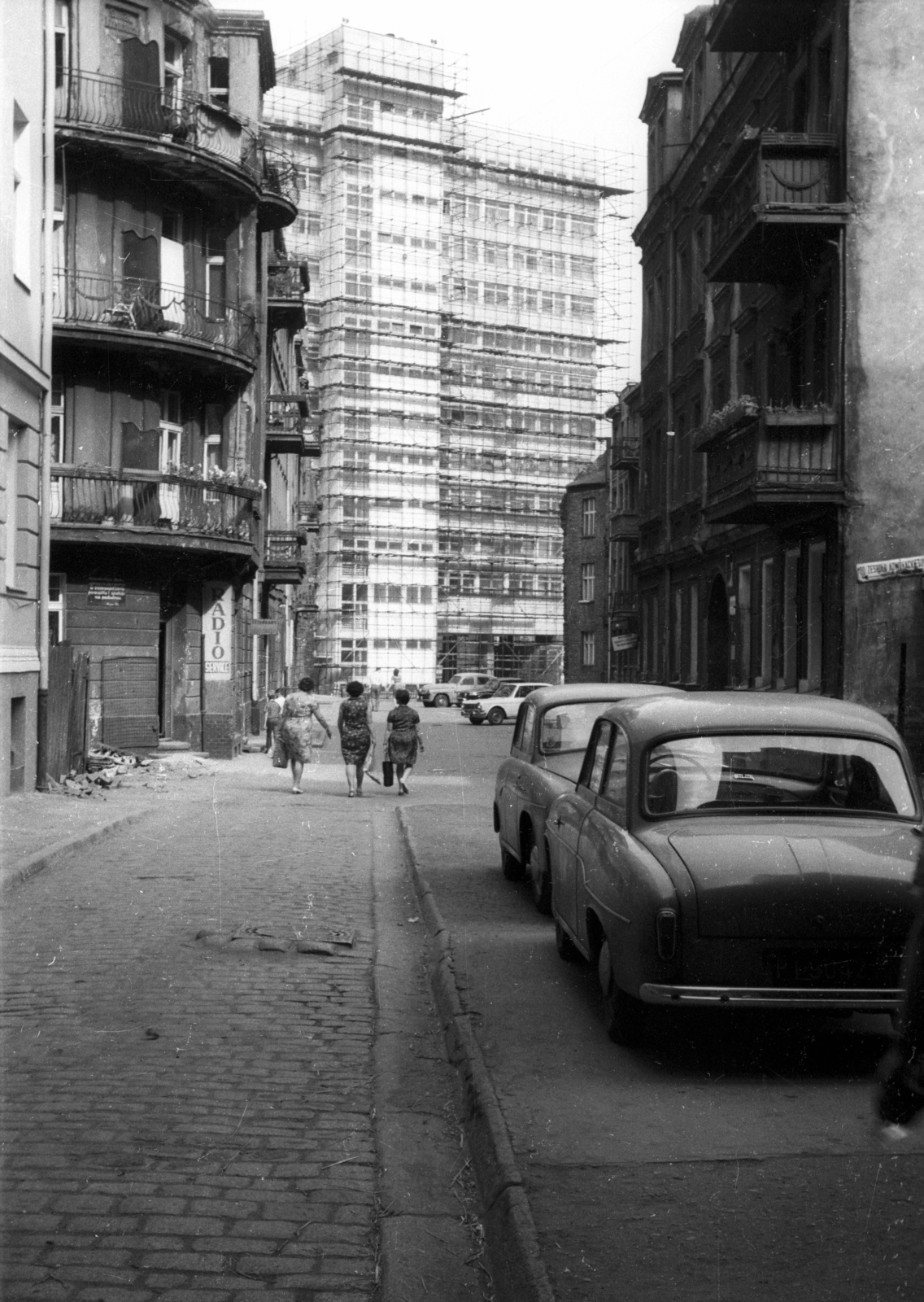 Poland, Poznań, az ulica Ratajczaka 26. udvara, szemben az ulica Piekary-nál épülő ház., 1978, Bogdan Celichowski, Fortepan #120080