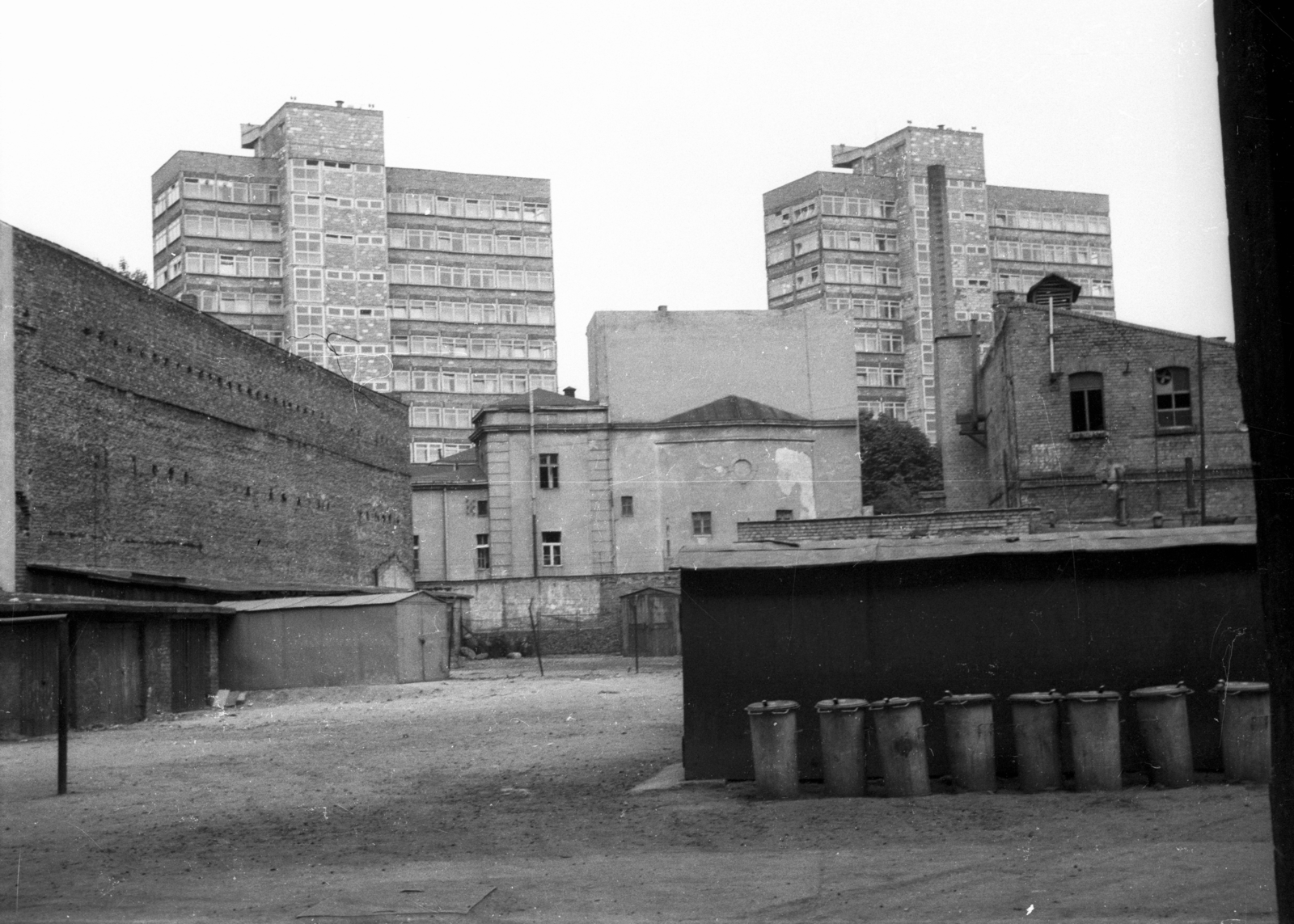 Poland, Poznań, középen az Apollo mozi hátsó frontja, háttérben az ulica Piekary magasházai., 1978, Bogdan Celichowski, Fortepan #120081