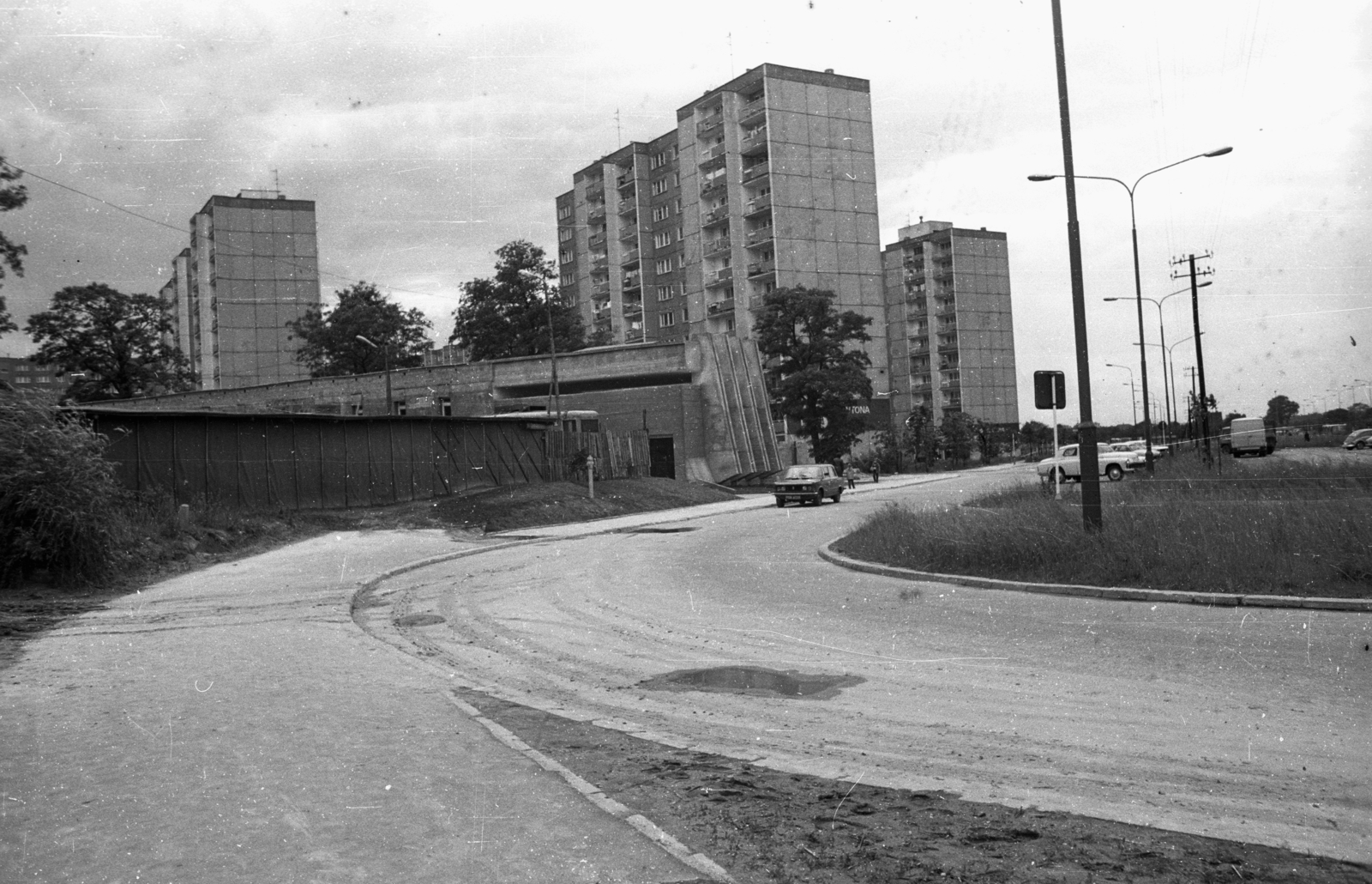 Poland, Poznań, ulica Promienista, középen a Szent Család-templom (Kościół Świętej Rodziny)., 1984, Bogdan Celichowski, church, blocks, Fortepan #120089