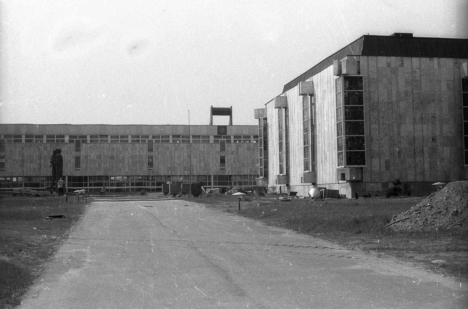 Poland, Gniezno, ulica Kostrzewskiego 1., Történeti Múzeum (Muzeum Początków Państwa Polskiego) parkja, balra I. Mieszko és I. (Vitéz) Boleszláv lengyel uralkodók emlékműve., 1978, Bogdan Celichowski, Fortepan #120096