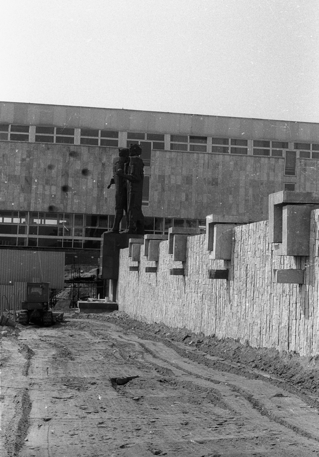 Poland, Gniezno, ulica Kostrzewskiego 1., Történeti Múzeum (Muzeum Początków Państwa Polskiego) parkja, szemben I. Mieszko és I. (Vitéz) Boleszláv lengyel uralkodók emlékműve., 1978, Bogdan Celichowski, Fortepan #120097