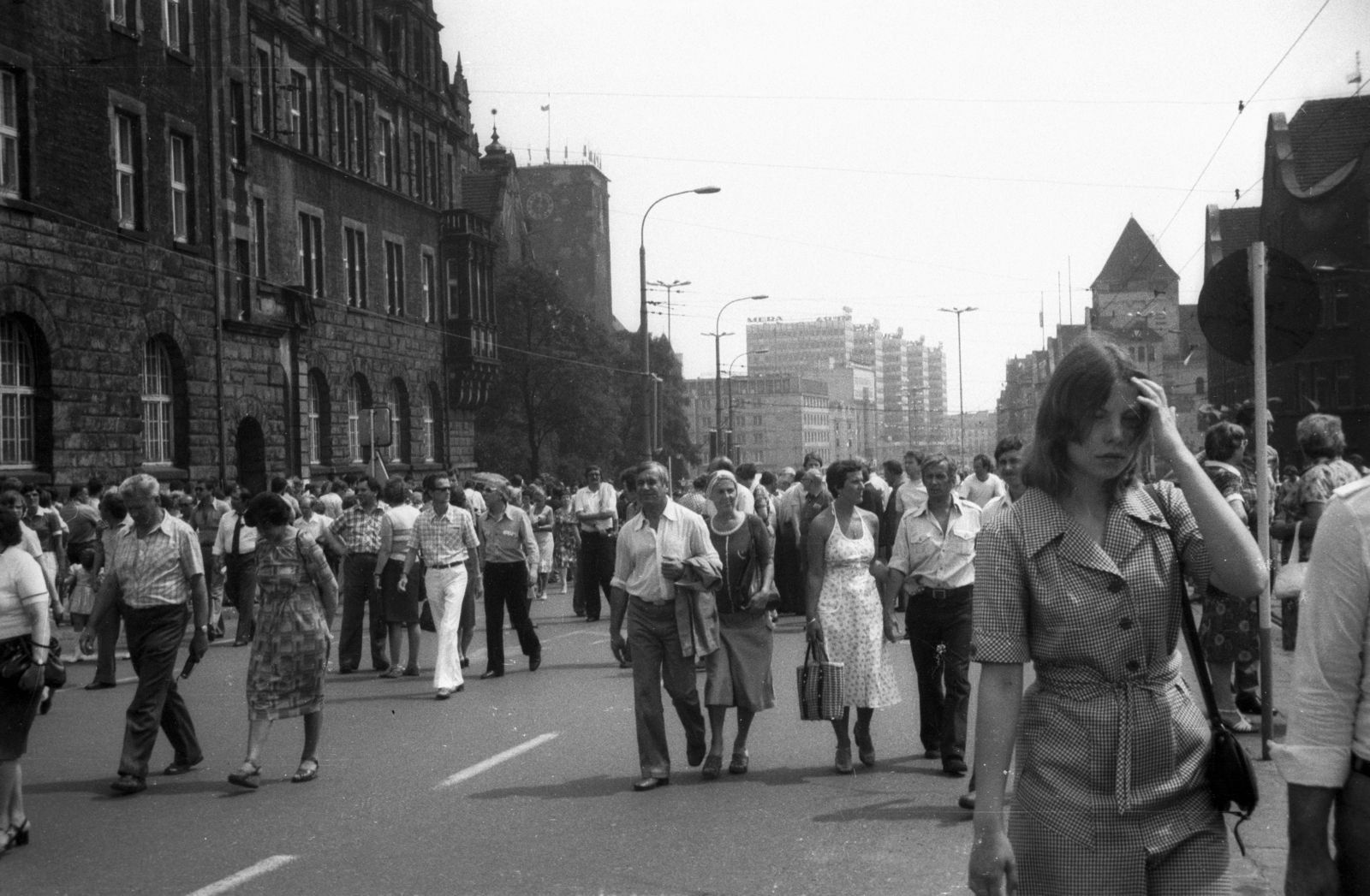Poland, Poznań, az ulica Święty Marcin, balra az Egyetemi Könyvtár, jobbra a Közgazdasági Egyetem toronykúpja látszik., 1981, Bogdan Celichowski, Fortepan #120101