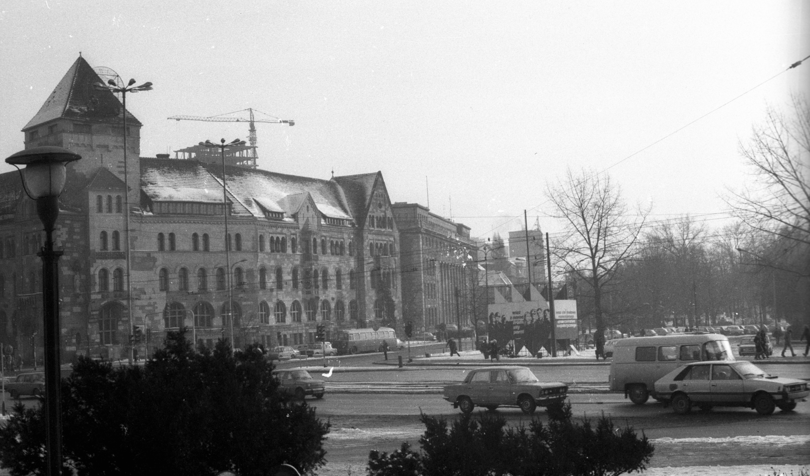 Poland, Poznań, Mickiewicz park, előtérben keresztbe az ulica Święty Marcin, szemben a Közgazdasági Egyetem, 1980, Bogdan Celichowski, Nysa-brand, FSO-brand, Fortepan #120103