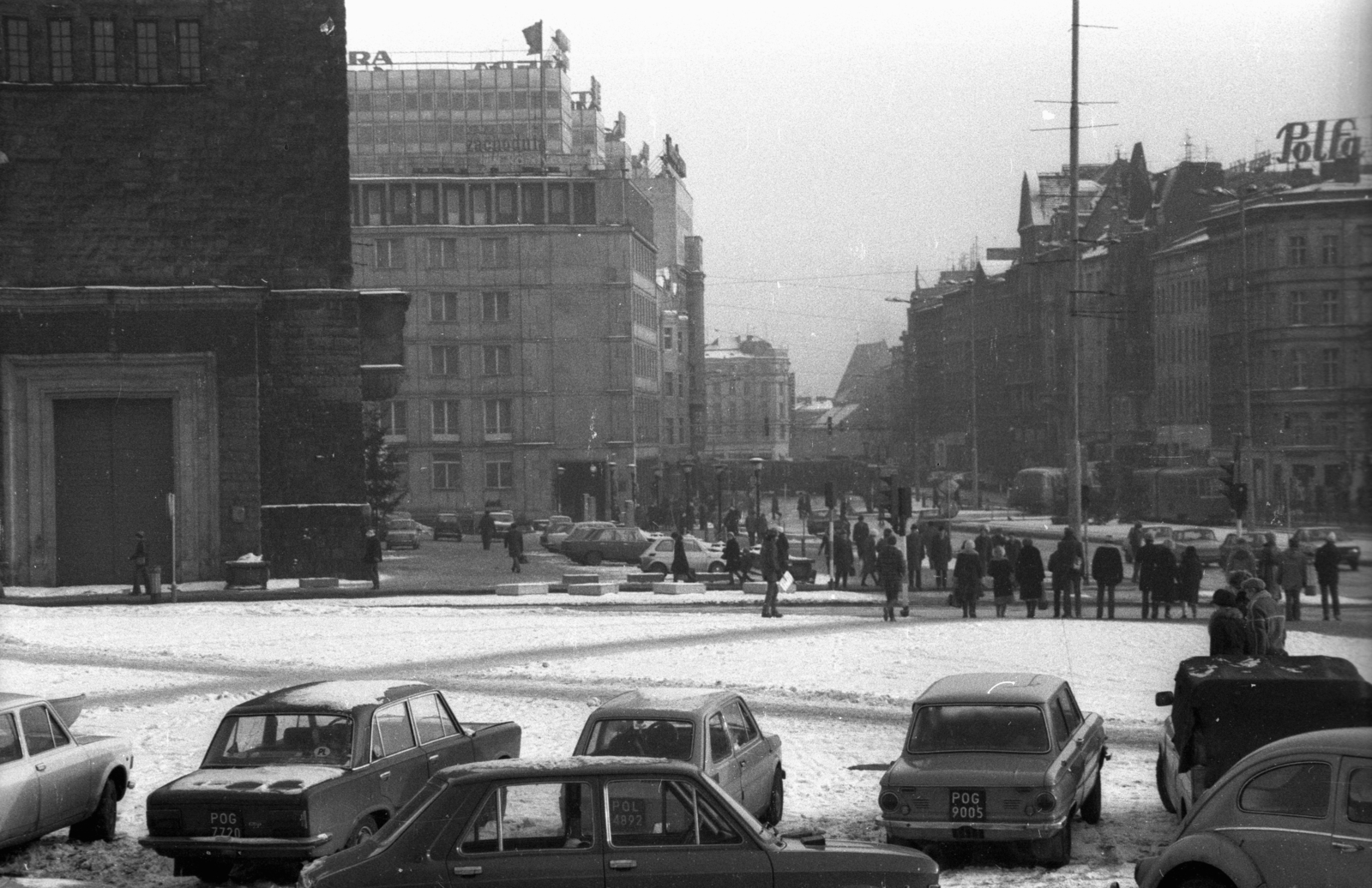 Poland, Poznań, Mickiewicz park, bal oldalon az aleja Niepodległości - ulica Święty Marcin sarkán az Imperial Kastély (később kulturális központ) egyik kapuja., 1980, Bogdan Celichowski, Zastava-brand, Fortepan #120105