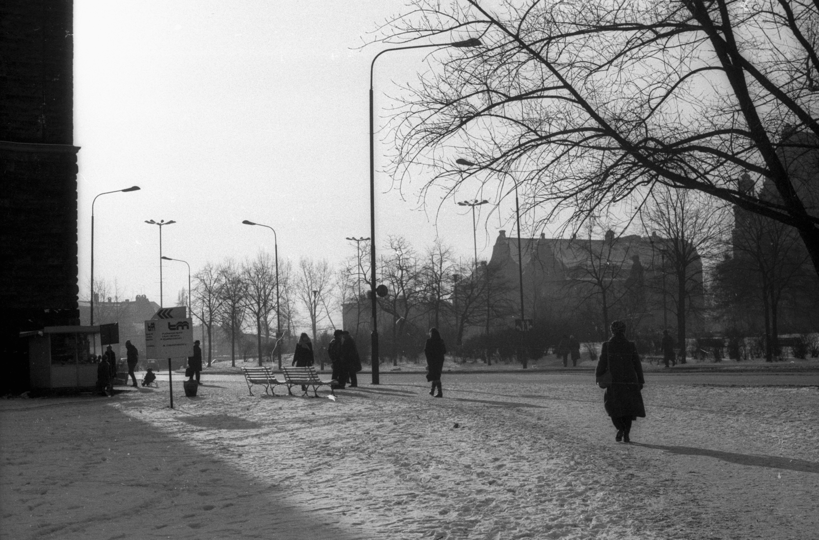 Poland, Poznań, az aleja Niepodległości az ulica Swiety Marcin felé nézve. Bal szélen az Imperial Kastély (később kulturális központ), jobb szélen a Mickiewicz park fáitól takarva az Adam Mickiewicz Egyetem épülete, 1980, Bogdan Celichowski, Fortepan #120110