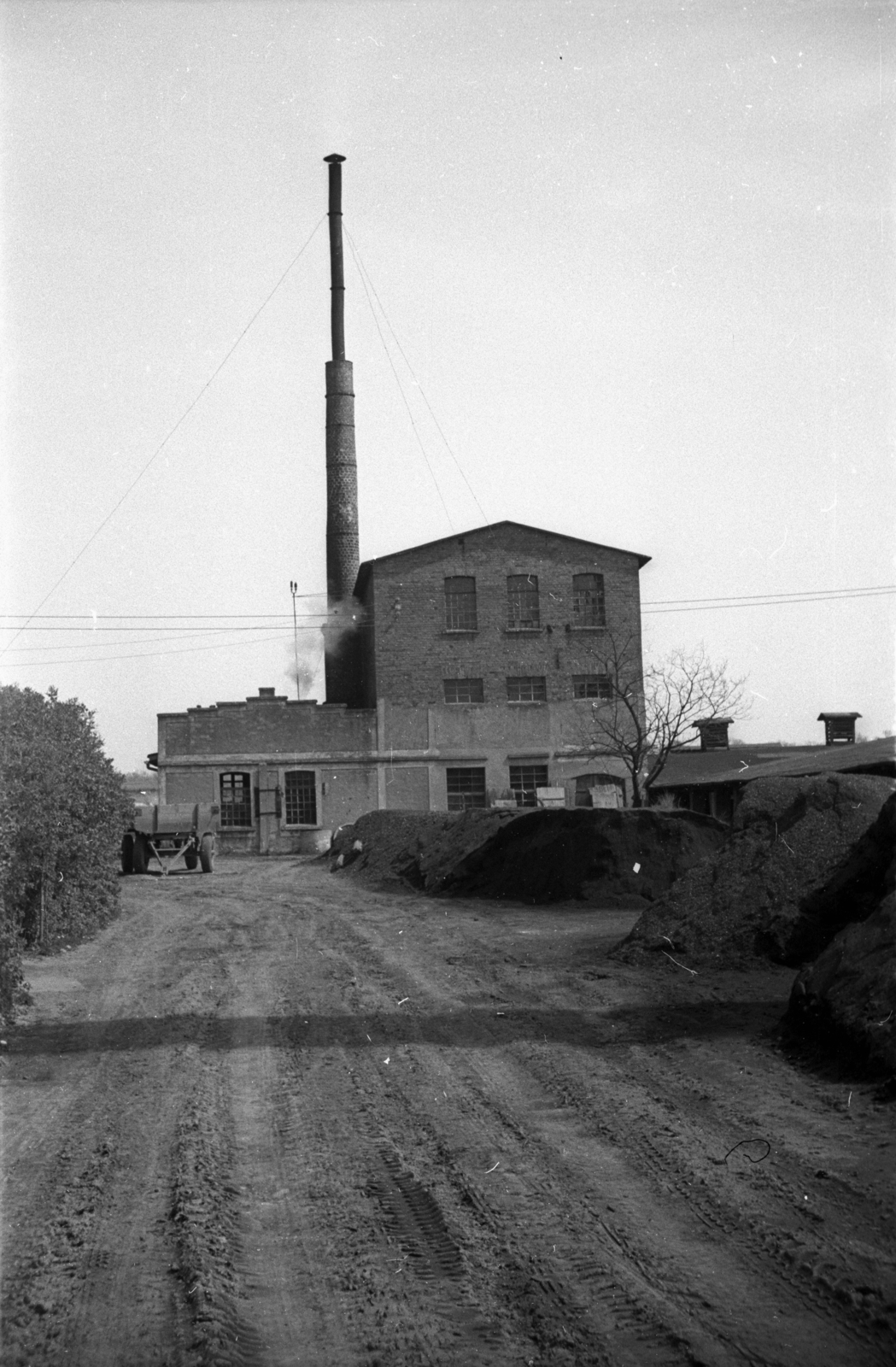 Poland, 1947, Bogdan Celichowski, chimney, building, dirt road, Fortepan #120112