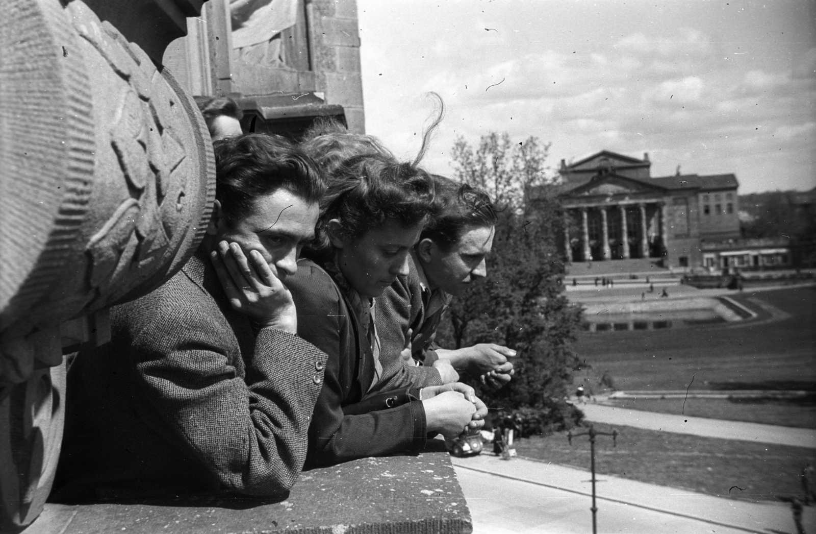 Poland, Poznań, az Adam Mickiewicz Egyetem épülete az ulica Wieniawskiego-n, kilátás a Mickiewicz parkra, háttérben a Nagyszínház (Teatr Wielki im. Stanisława Moniuszki)., 1947, Bogdan Celichowski, university, view, student, Fortepan #120115