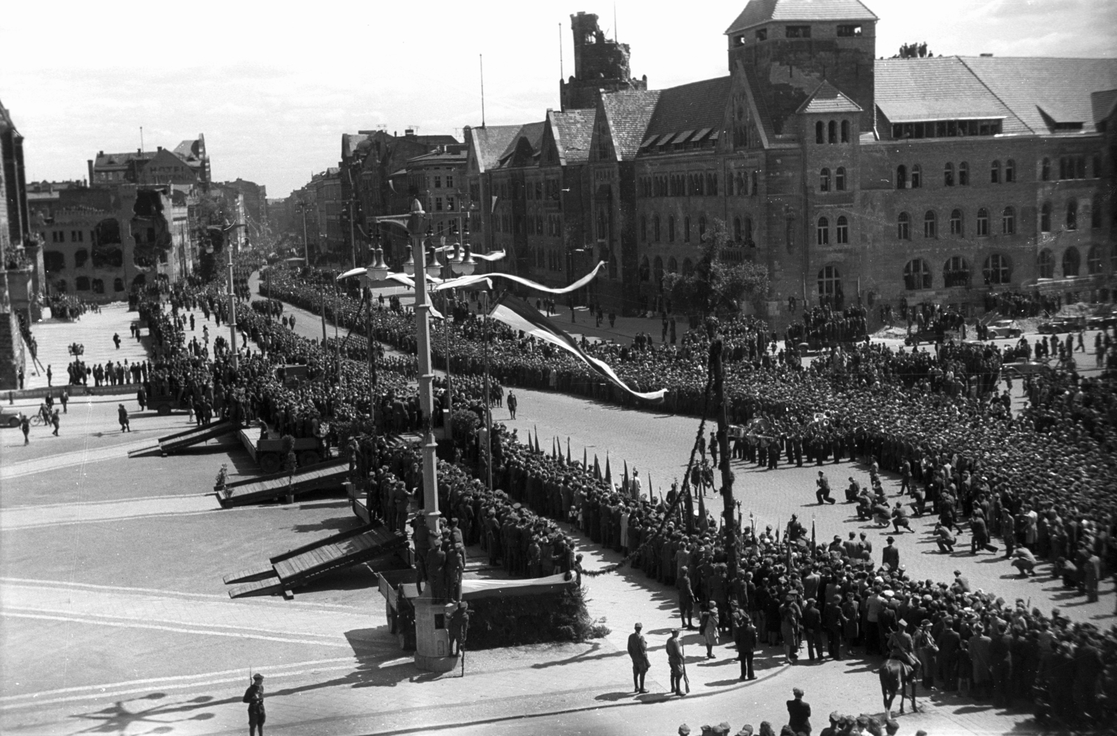 Lengyelország, Poznań, ulica Święty Marcin, balra a Mickiewicz park, jobbra a Közgazdasági Egyetem., 1947, Bogdan Celichowski, utcakép, tömeg, felvonulás, Fortepan #120116