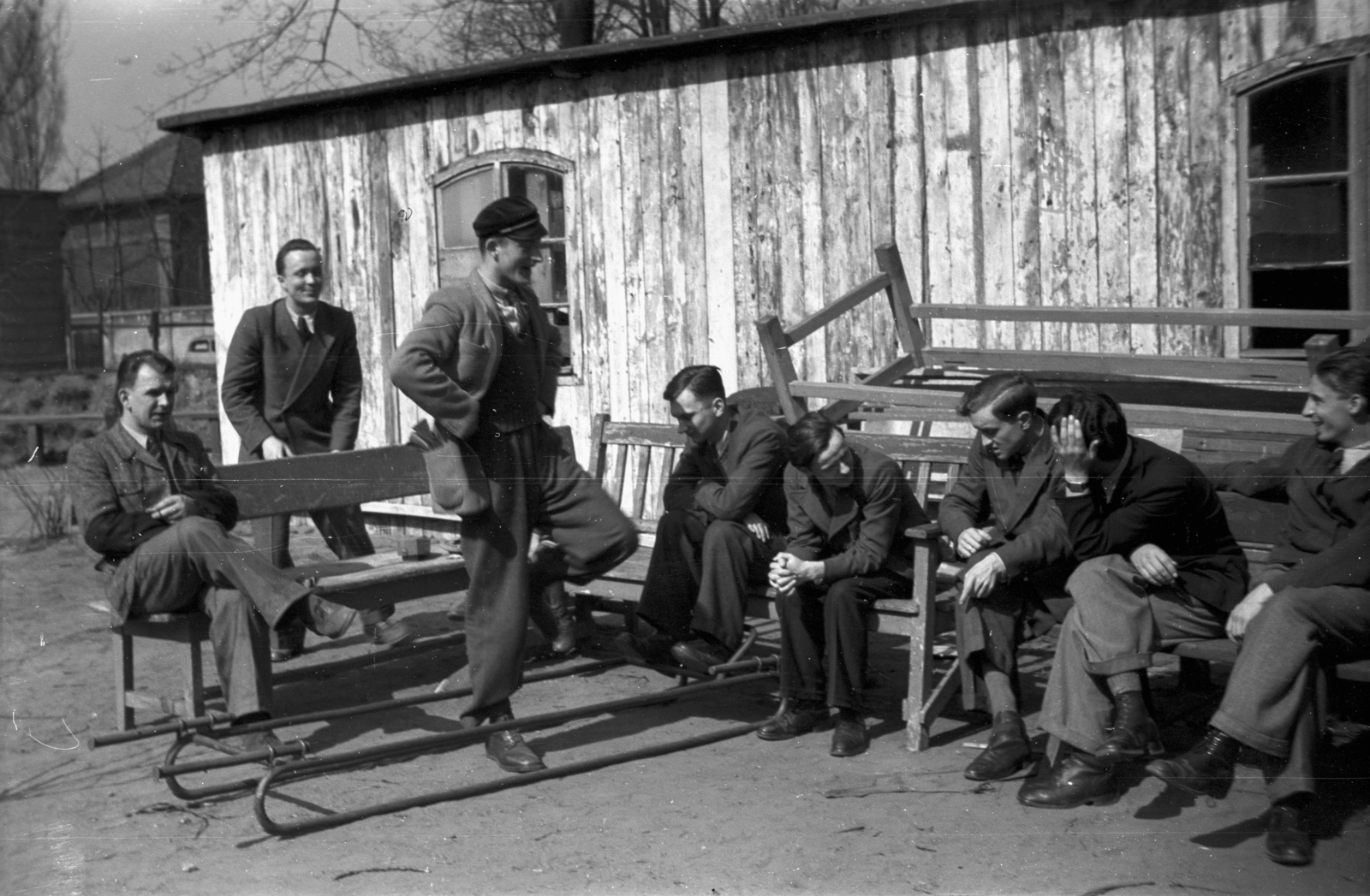 Poland, 1947, Bogdan Celichowski, youth, fun, men, wooden cottage, Fortepan #120120