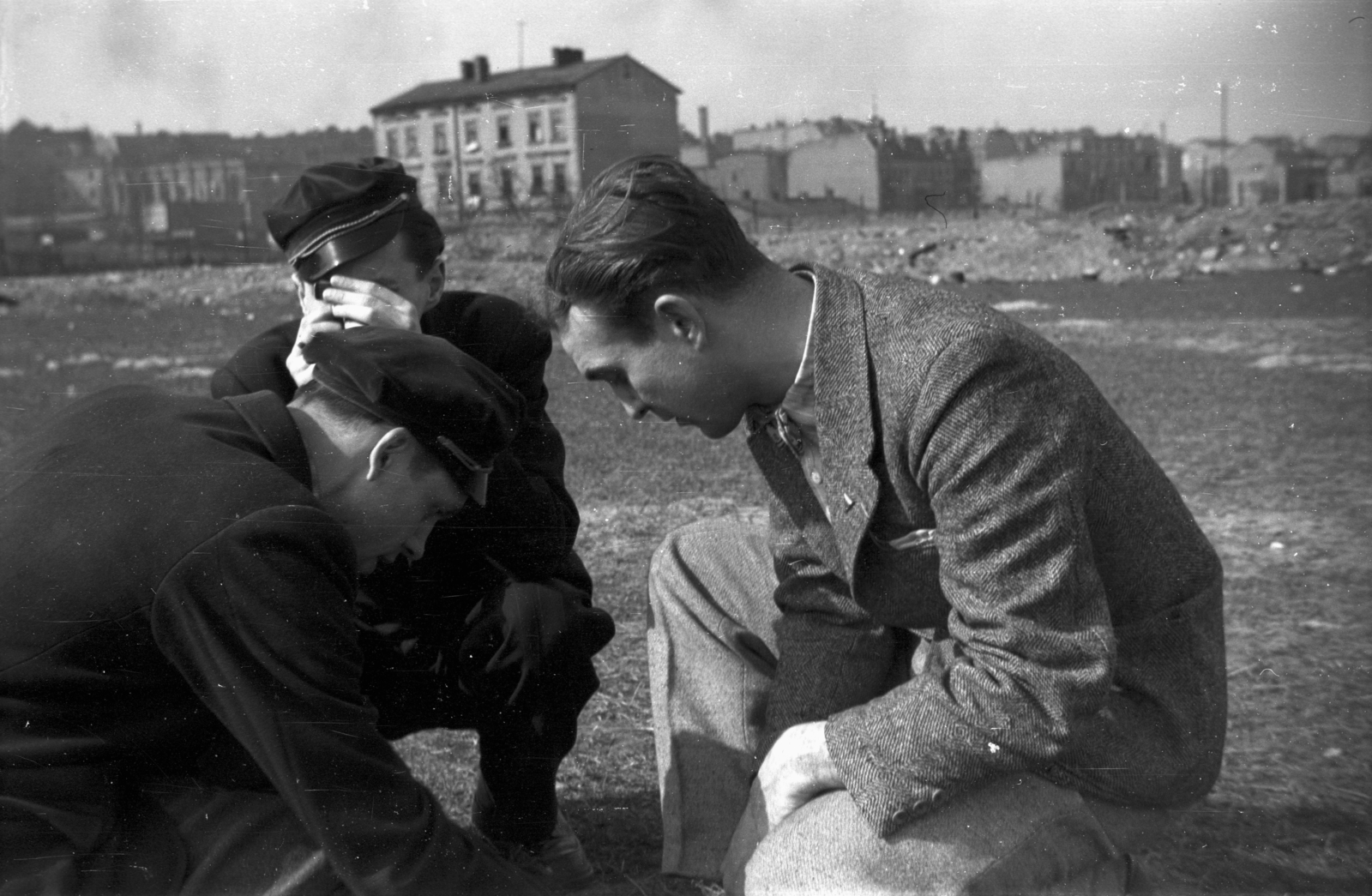Poland, 1947, Bogdan Celichowski, survey, right-angle prism, men, squatting, Fortepan #120122