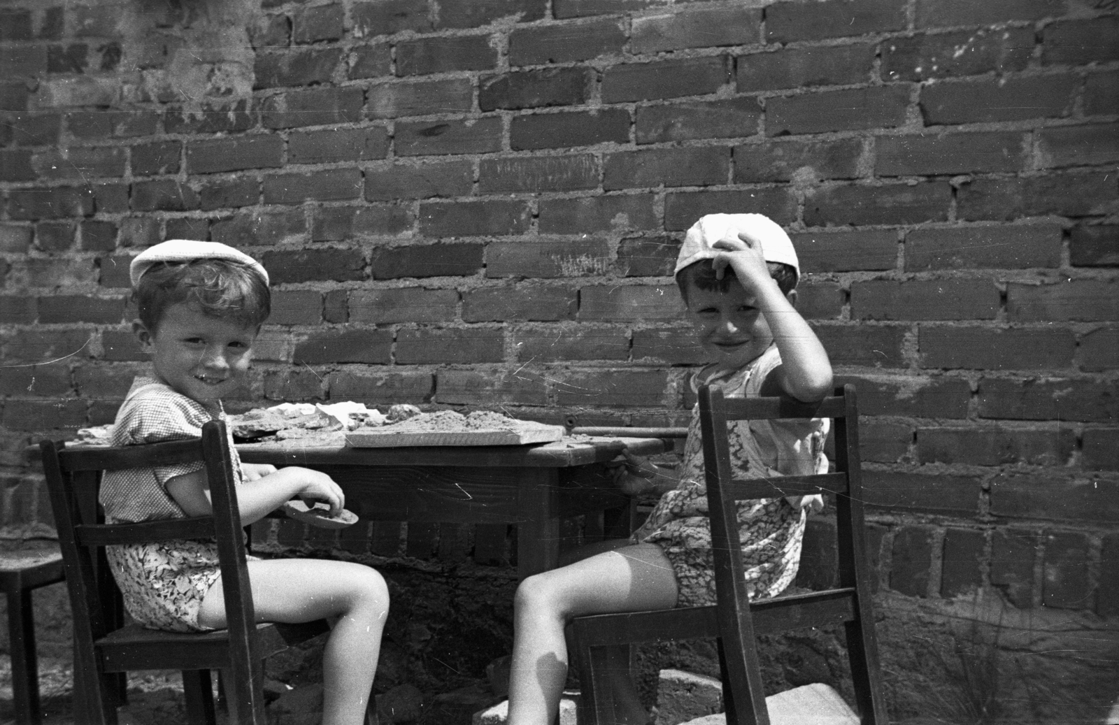 Poland, 1960, Bogdan Celichowski, kid, cap, toy, sand, Fortepan #120126