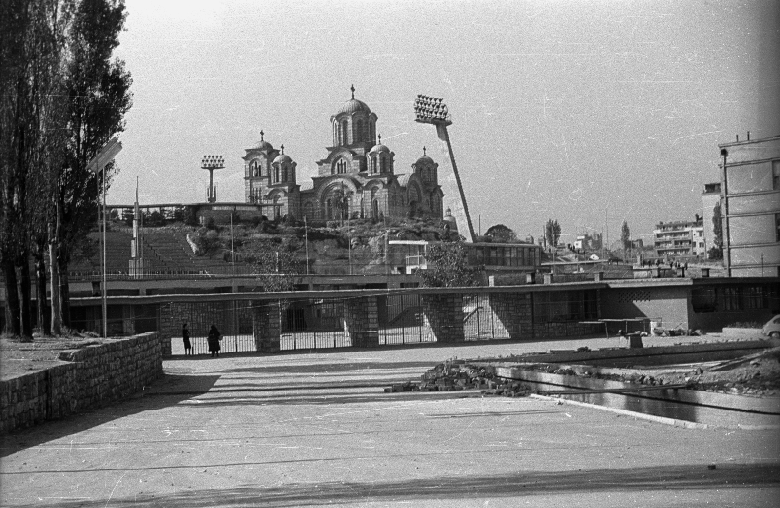 Serbia, Belgrade, a Tašmajdan Stadion az ulica Ilije Garašanina felől, háttérben a Szent Márk-templom., 1960, Bogdan Celichowski, Yugoslavia, church, Fortepan #120129