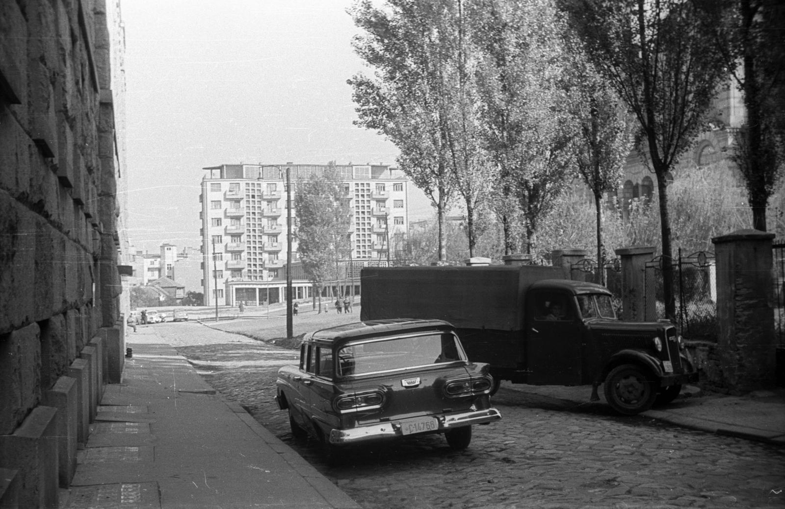 Szerbia, Belgrád, ulica Arhiepiskopa Danila az ulica Takovska felé nézve., 1960, Bogdan Celichowski, Jugoszlávia, teherautó, utcakép, automobil, rendszám, Fortepan #120135