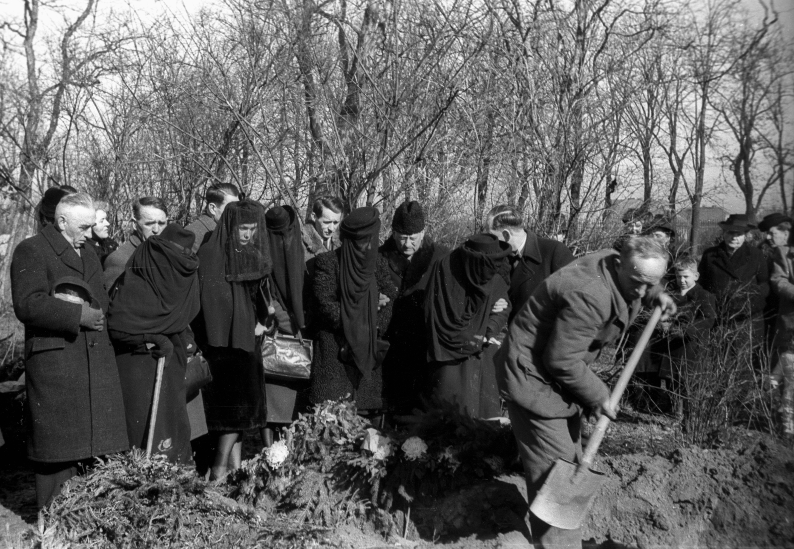 Poland, 1960, Bogdan Celichowski, hat, shovel, cemetery, funeral, grief, veil, grave-digger, Fortepan #120137