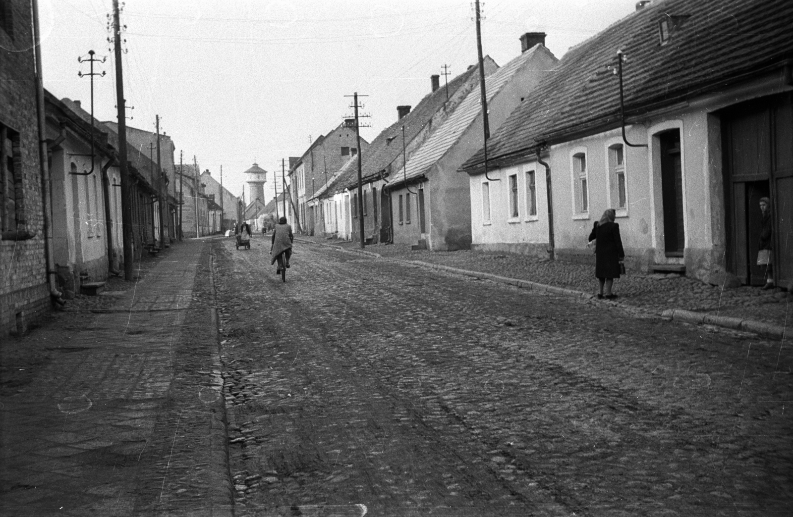 Poland, Odolanów, ulica Krotoszyńska., 1947, Bogdan Celichowski, tower, house, house, street view, Fortepan #120141