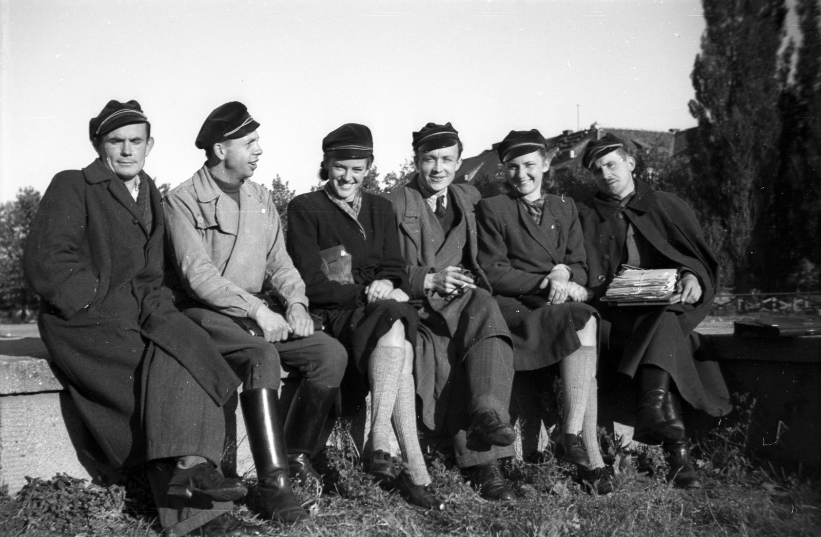 Poland, Szczecin, Jasne Błonia park, háttérben a Nyugat-pomerániai vajdaság kormányzati épülete (Urząd Miasta)., 1947, Bogdan Celichowski, tableau, youth, sitting on a wall, Fortepan #120144