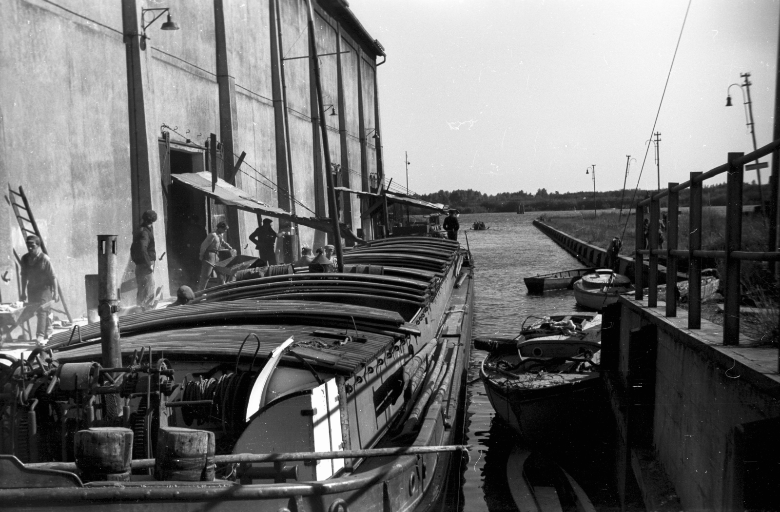 Poland, Szczecin, uszály a Cal rakpartnál kialakított mesterséges öbölben., 1947, Bogdan Celichowski, Fortepan #120148