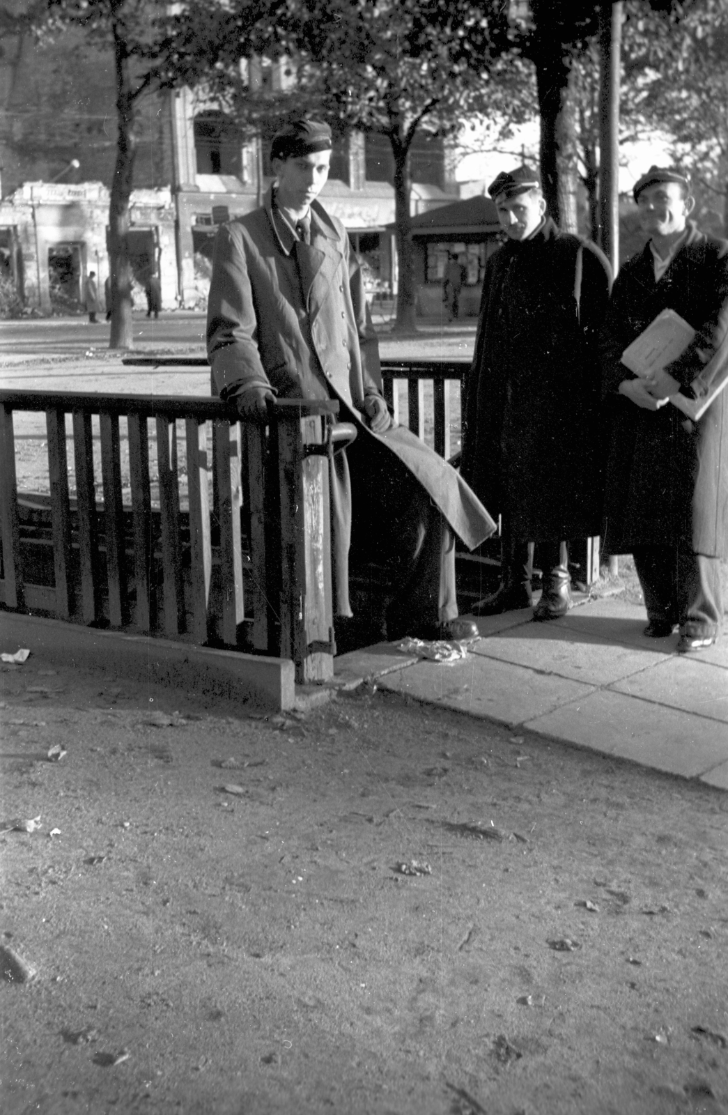 Poland, 1947, Bogdan Celichowski, youth, railing, men, Fortepan #120151