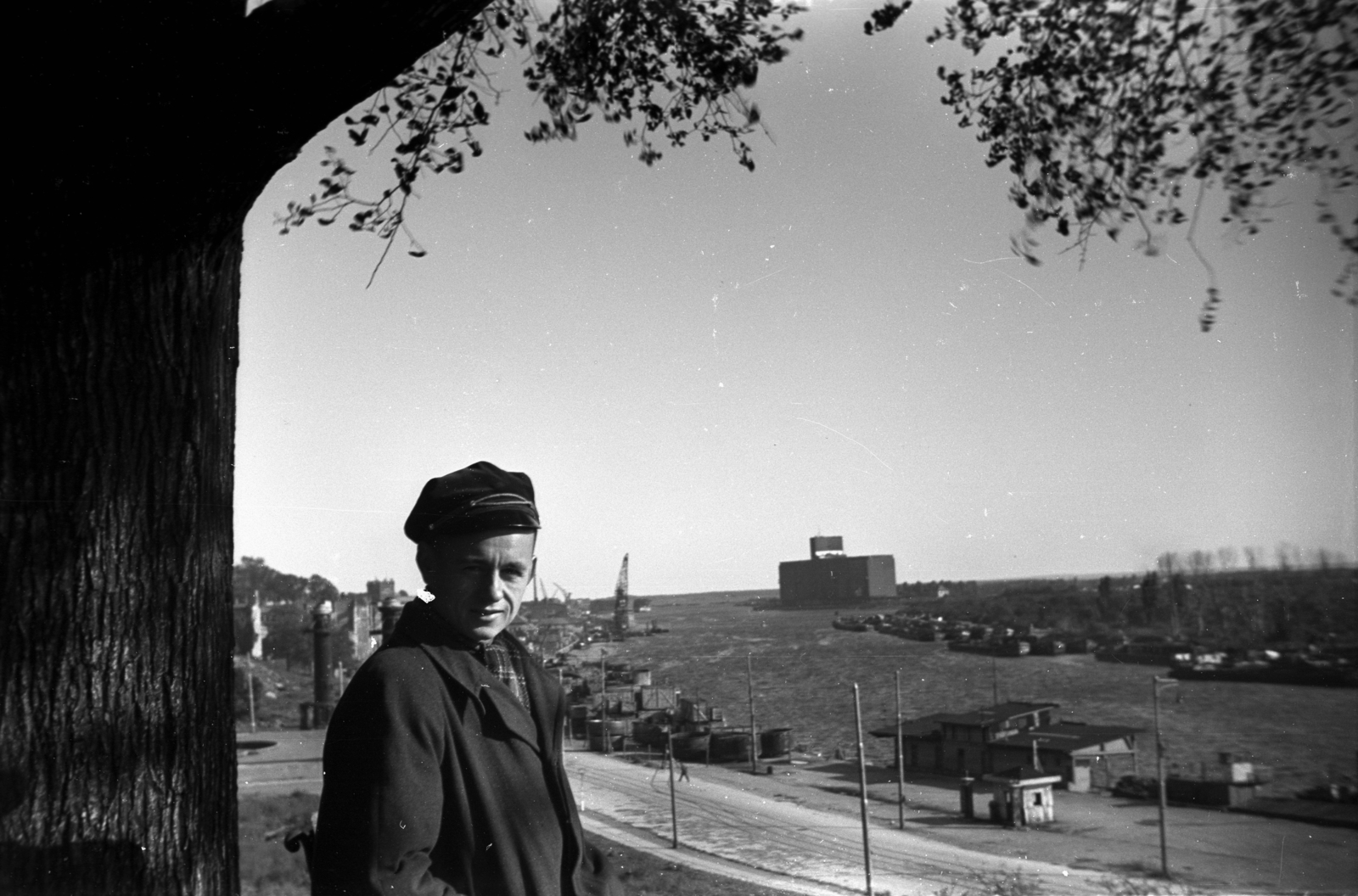 Poland, Szczecin, kikötő, háttérben a gabonaraktár., 1947, Bogdan Celichowski, picture, Fortepan #120154