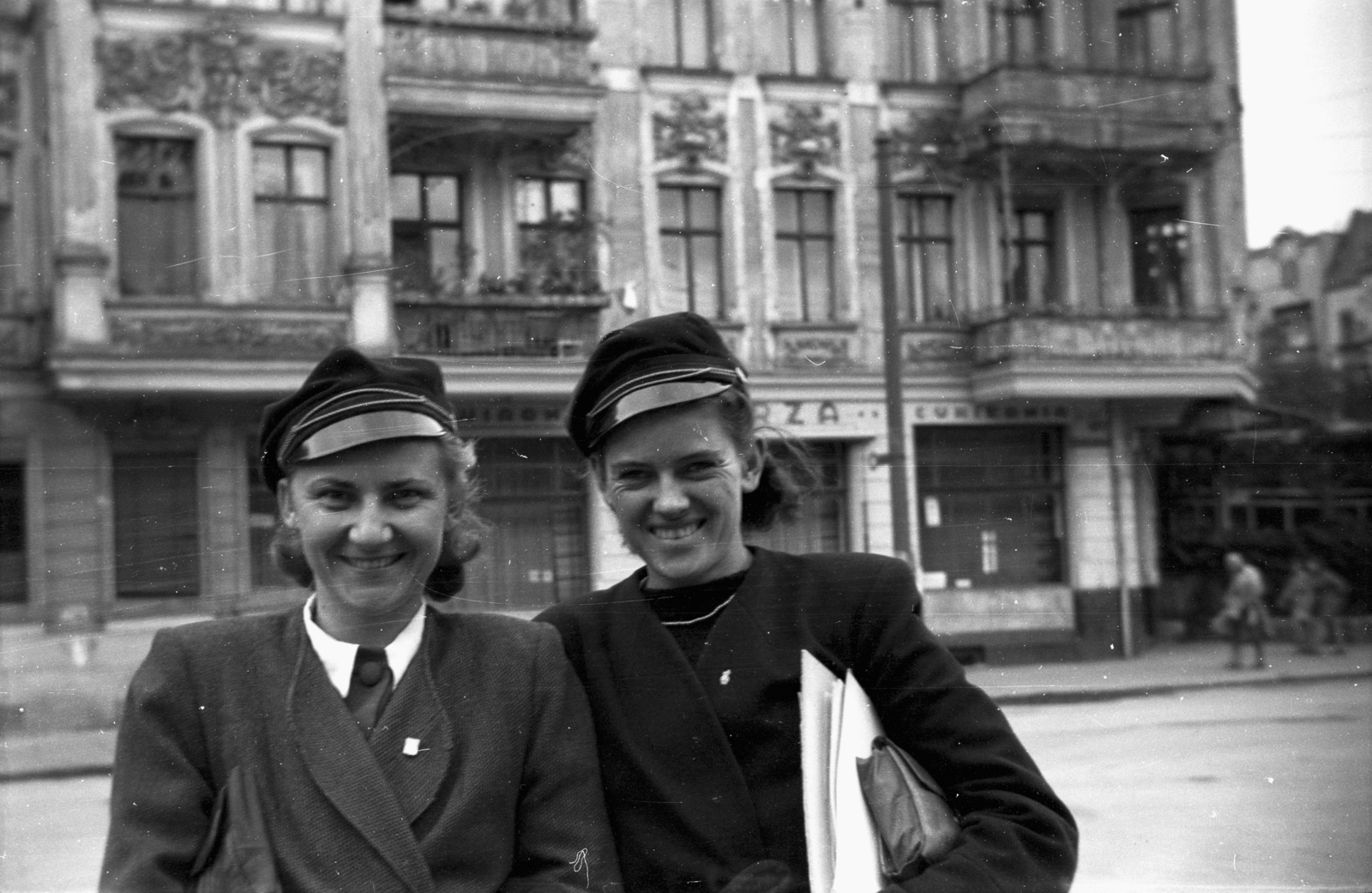 Poland, Szczecin, ulica Bolesława Krzywoustego - aleja Piastów sarok., 1947, Bogdan Celichowski, cap, lady, smile, youth, double portrait, Fortepan #120166