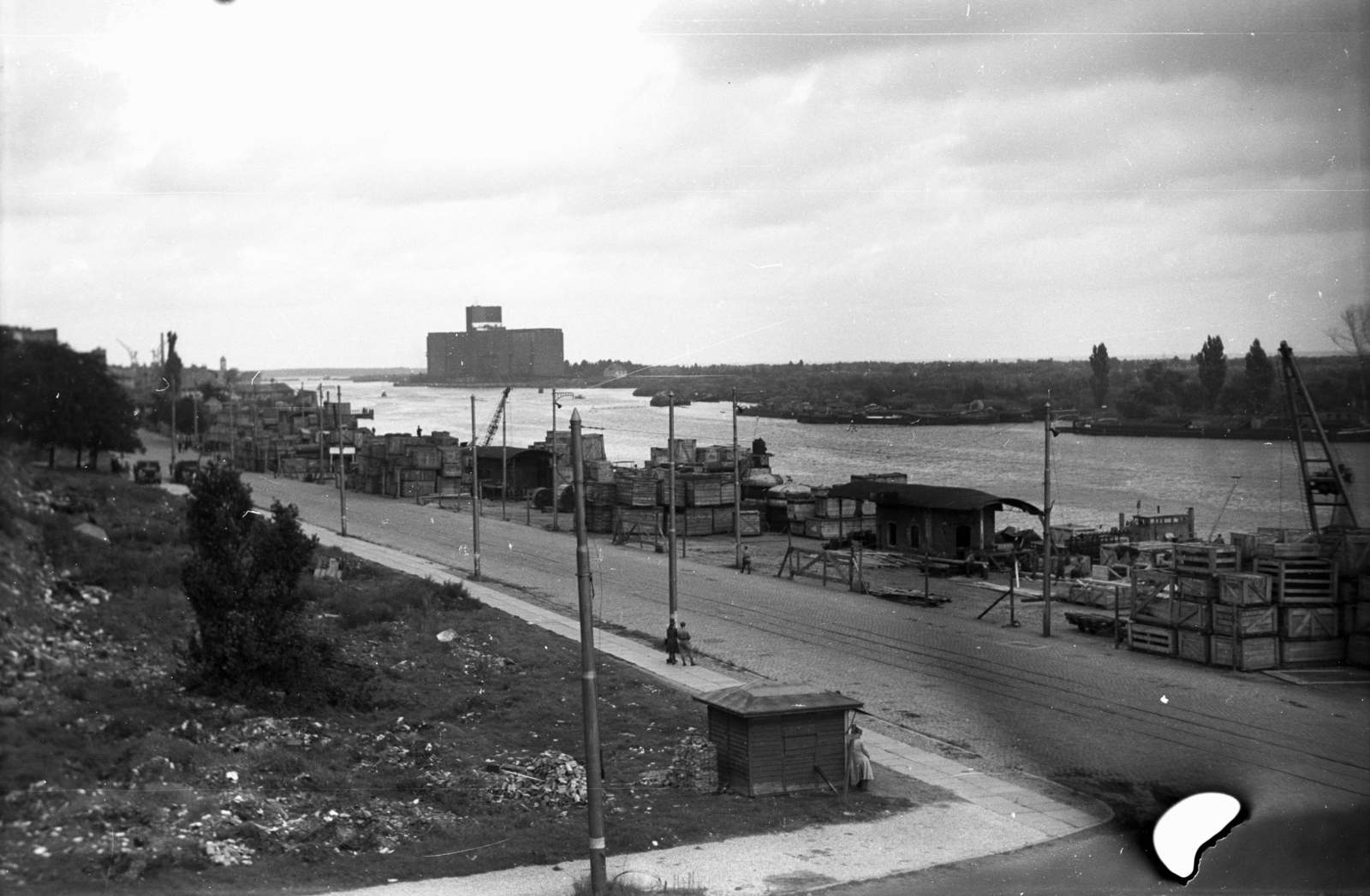 Poland, Szczecin, kikötő, háttérben a gabonaraktár., 1947, Bogdan Celichowski, picture, Fortepan #120171
