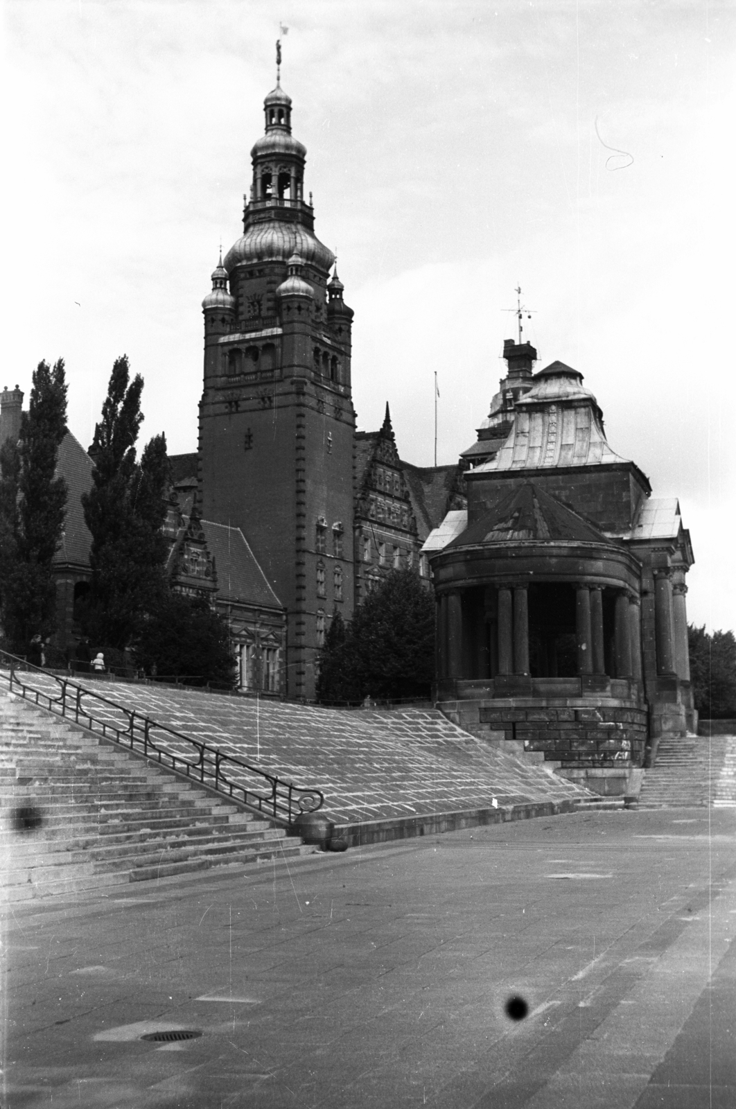 Poland, Szczecin, Hakenterasse (később Wały Chrobrego) az Odera partján, balra a tartományi kormány épülete., 1947, Bogdan Celichowski, monument, public building, Fortepan #120172