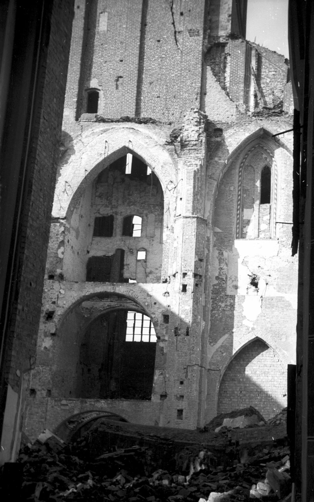 Poland, Szczecin, Szent Jakab-székésegyház., 1947, Bogdan Celichowski, war damage, basilica, damaged building, Catholic Church, gothic, Cathedral, Brick Gothic, pointed arch, Hinrich Brunsberg-design, Latin Church, Fortepan #120176