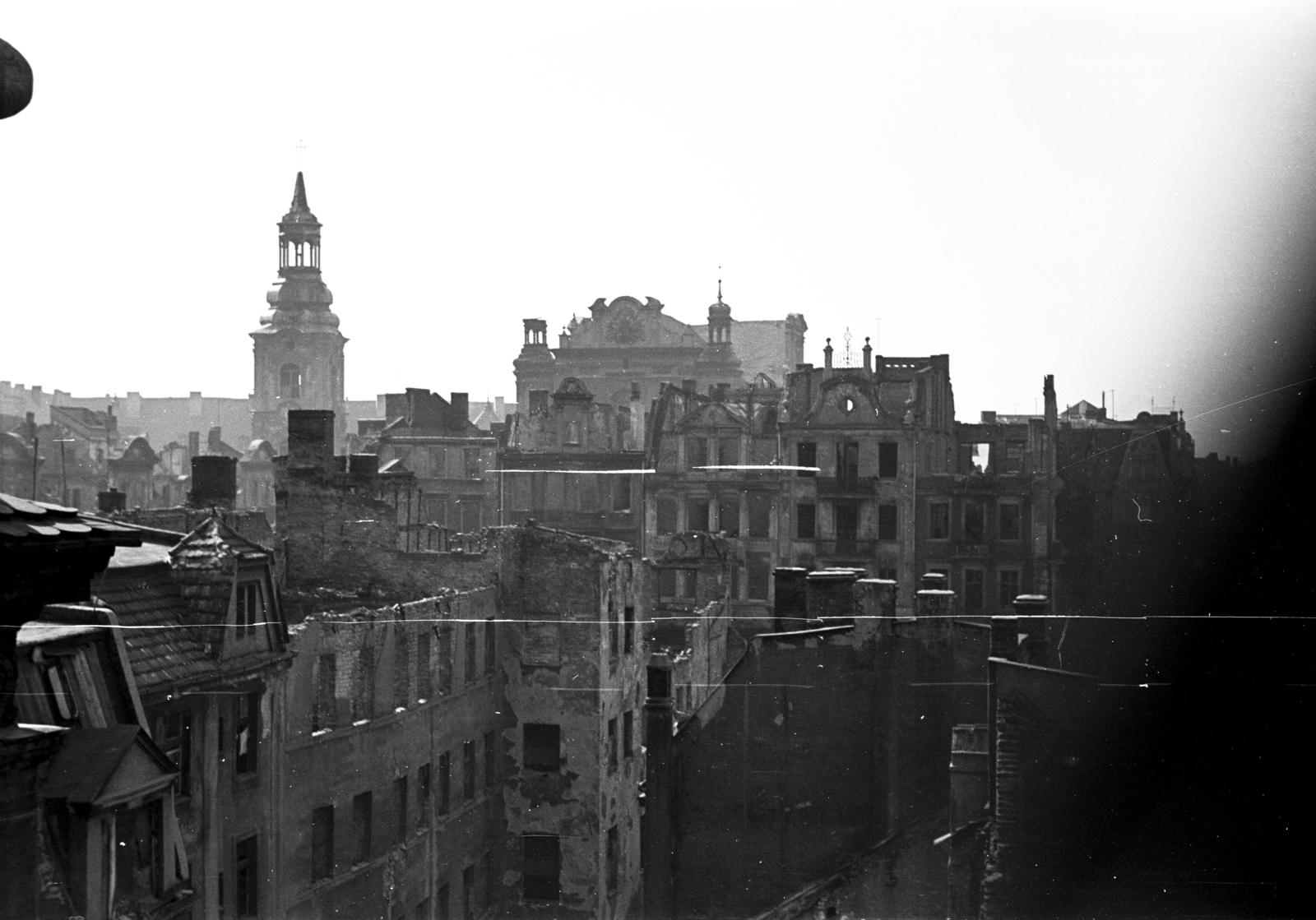 Poland, Poznań, kilátás a Városháza tornyából. Szemben a kiemelkedő épület a templom (Fara-Poznanska), balra a templom harangtornya., 1946, Bogdan Celichowski, view, Fortepan #120186