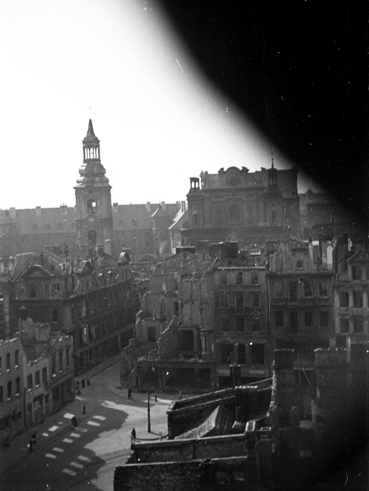 Poland, Poznań, kilátás a Városháza tornyából. Jobbra a kiemelkedő épület a templom (Fara-Poznanska), balra a templom harangtornya., 1946, Bogdan Celichowski, view, Fortepan #120189