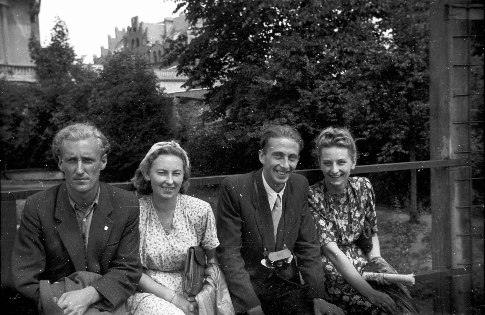 Poland, 1947, Bogdan Celichowski, suit, gentleman, lady, sitting on a handrail, camera, summer dresses, tableau, Fortepan #120193