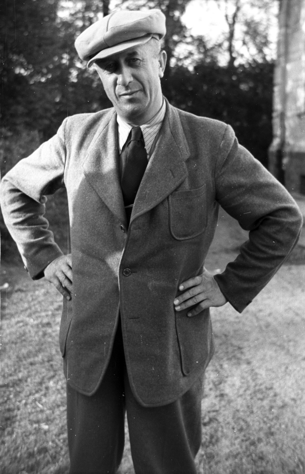 Poland, 1947, Bogdan Celichowski, akimbo, cap, tie, suit, gentleman, Fortepan #120198