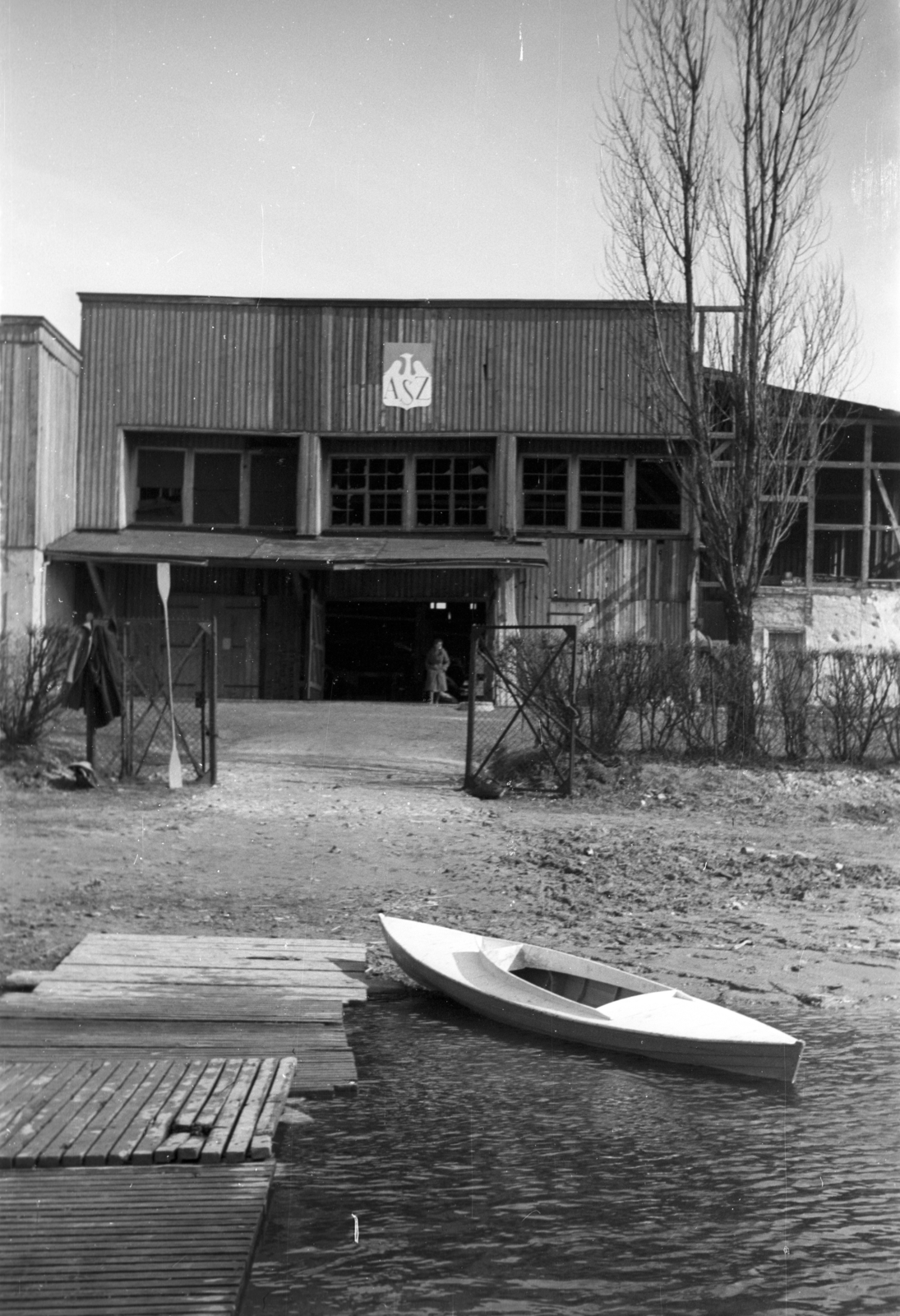 Poland, Poznań, az AZS (Akademicki Związek Sportowy) csónakháza a Warta folyó partján., 1947, Bogdan Celichowski, boat, paddle, Fortepan #120206