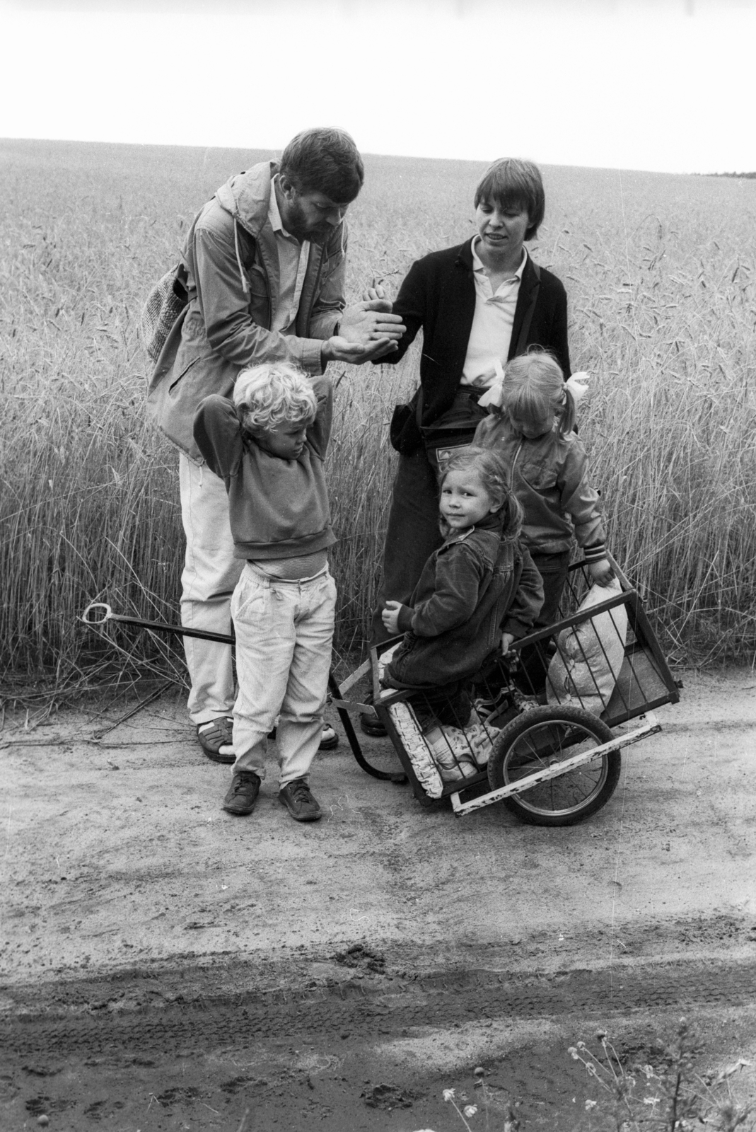 Poland, Promno, 1969, Bogdan Celichowski, pillow, wheat-field, handbarrow, relaxation, Fortepan #120222