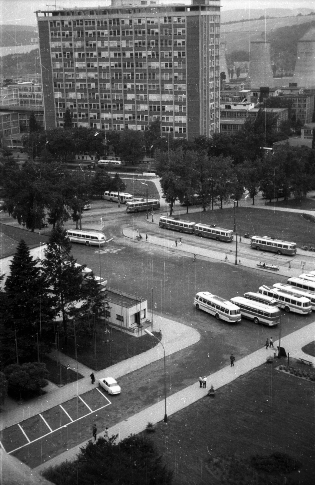 Csehország, Zlín, (Gottwaldov), a náměstí Práce és a Baťa cipőgyár épületei a Moszkva szállodából nézve., 1970, Bogdan Celichowski, Csehszlovákia, Vladimír Karfík-terv, konstruktivizmus, Fortepan #120233