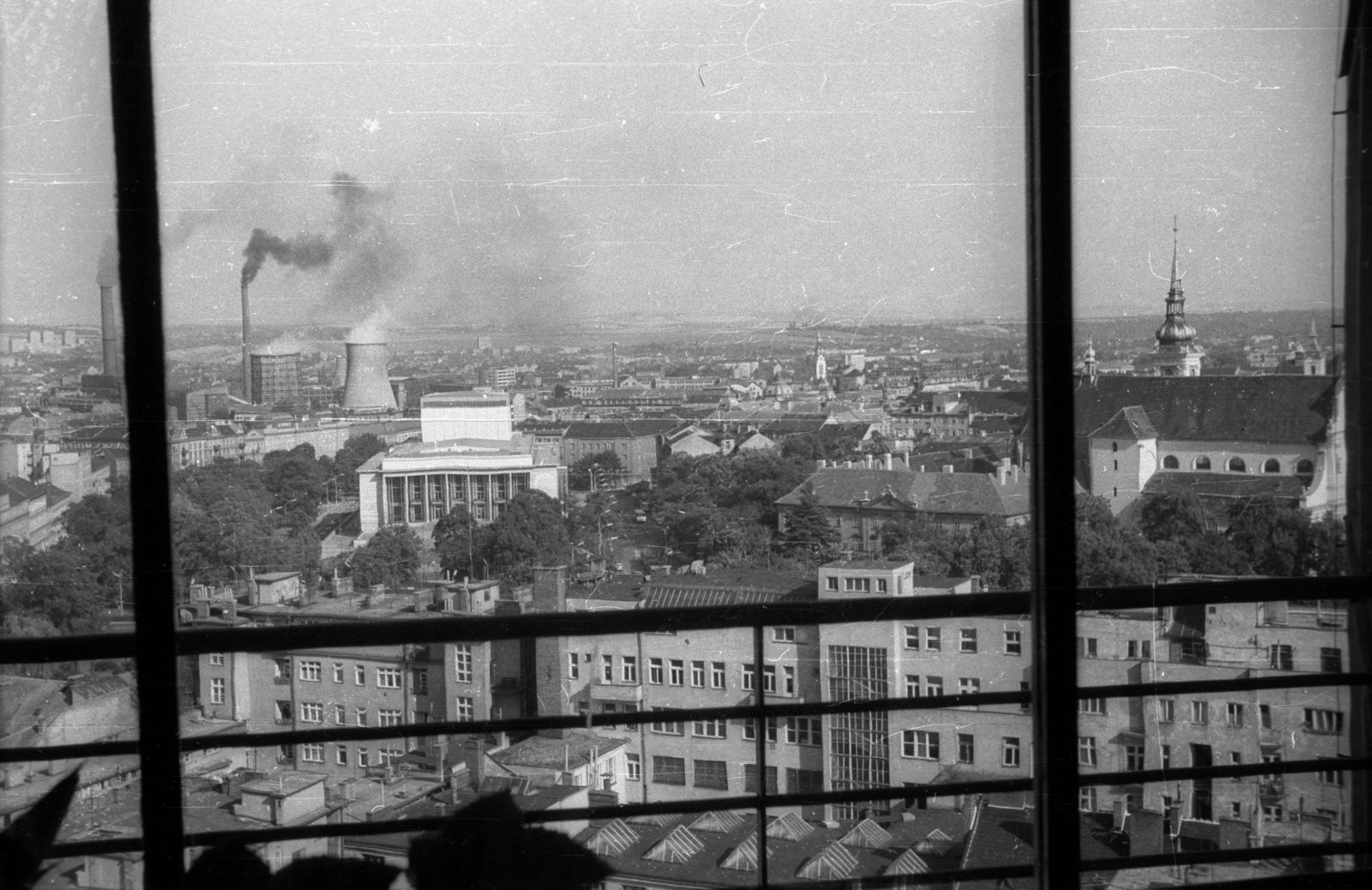 Czech Republik, Brno, kilátás a Hotel Continental-ból, balra a Nemzeti Színház, jobbra a Szent Tamás-templom toronysisakja., 1970, Bogdan Celichowski, Czechoslovakia, theater, view, Fortepan #120235