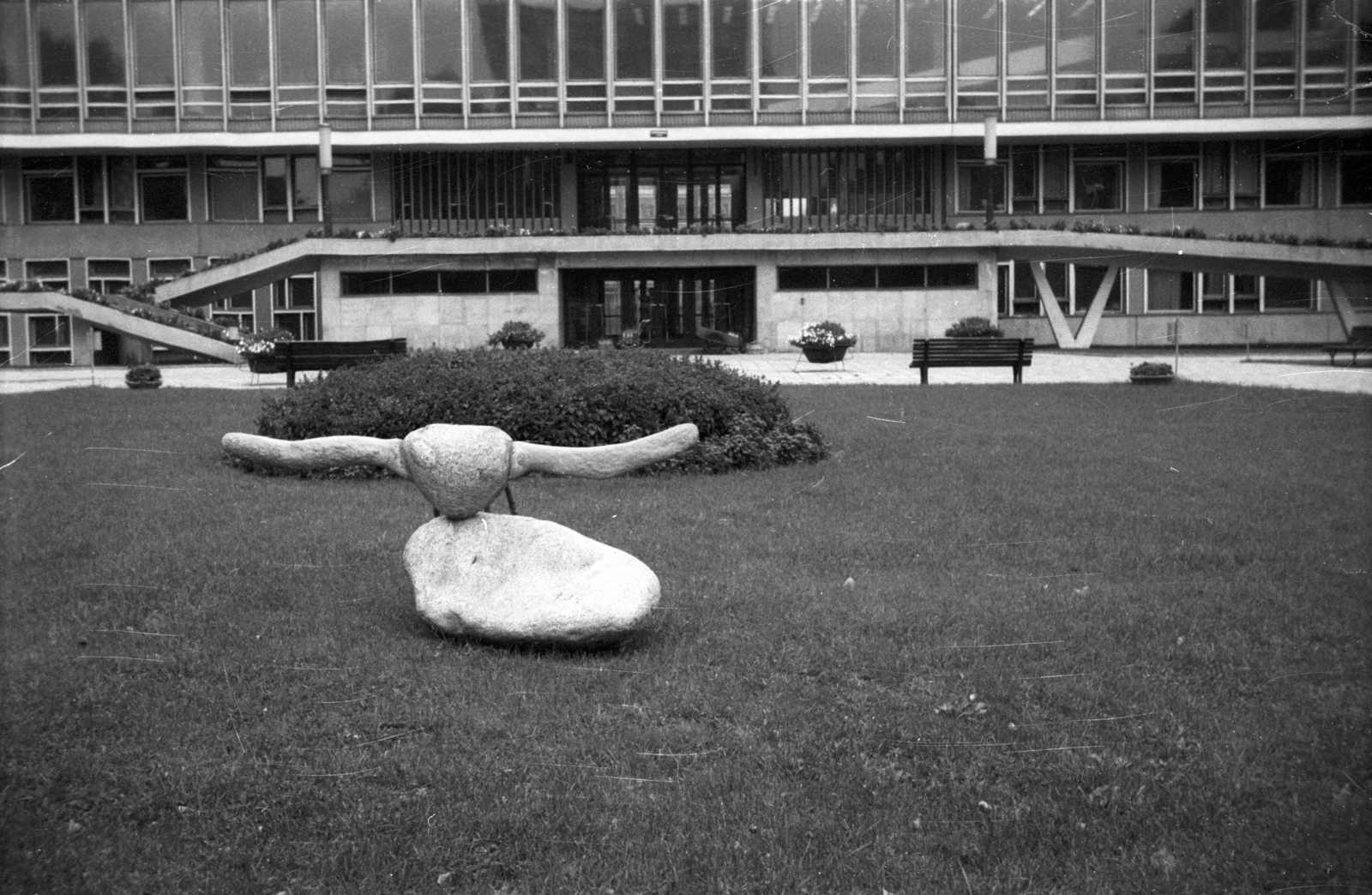 Poland, Kraków, aleja Adama Mickiewicza, Állatorvostudományi Egyetem (Wydział Hodowli i Biologii Zwierząt)., 1970, Bogdan Celichowski, Fortepan #120239